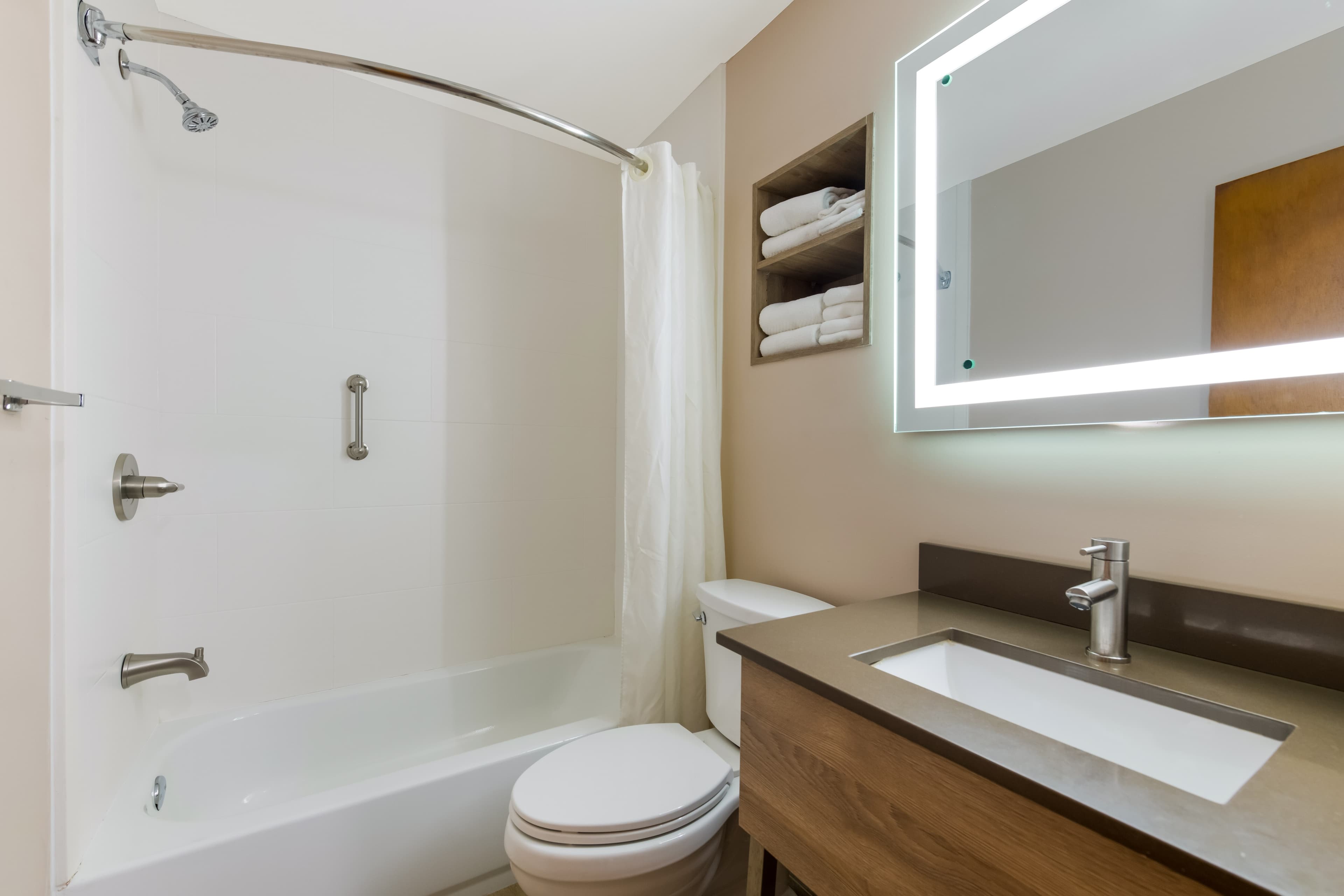 Econo Lodge Inn & Suites on the River — 24