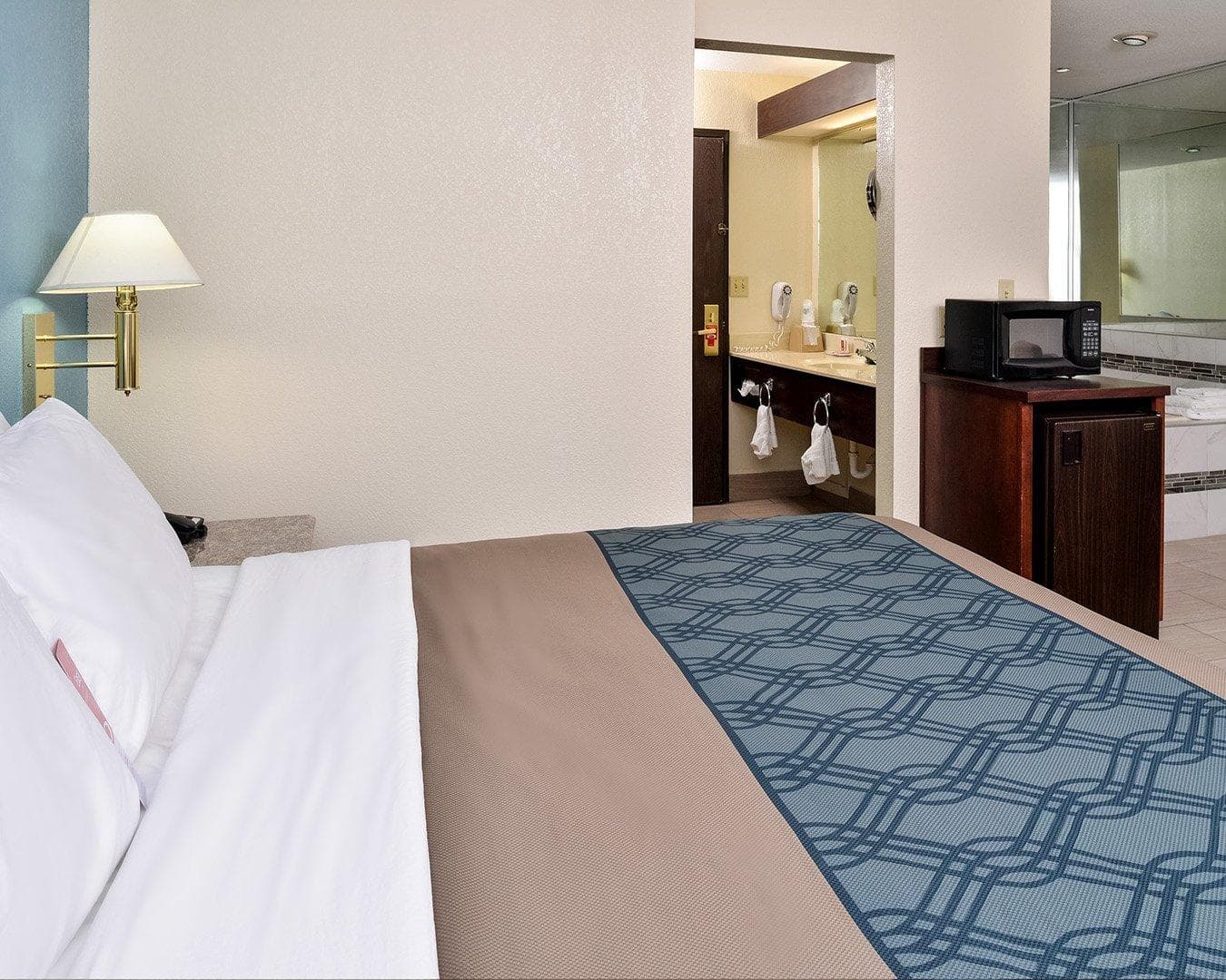 Econo Lodge Inn & Suites Shelbyville — 8