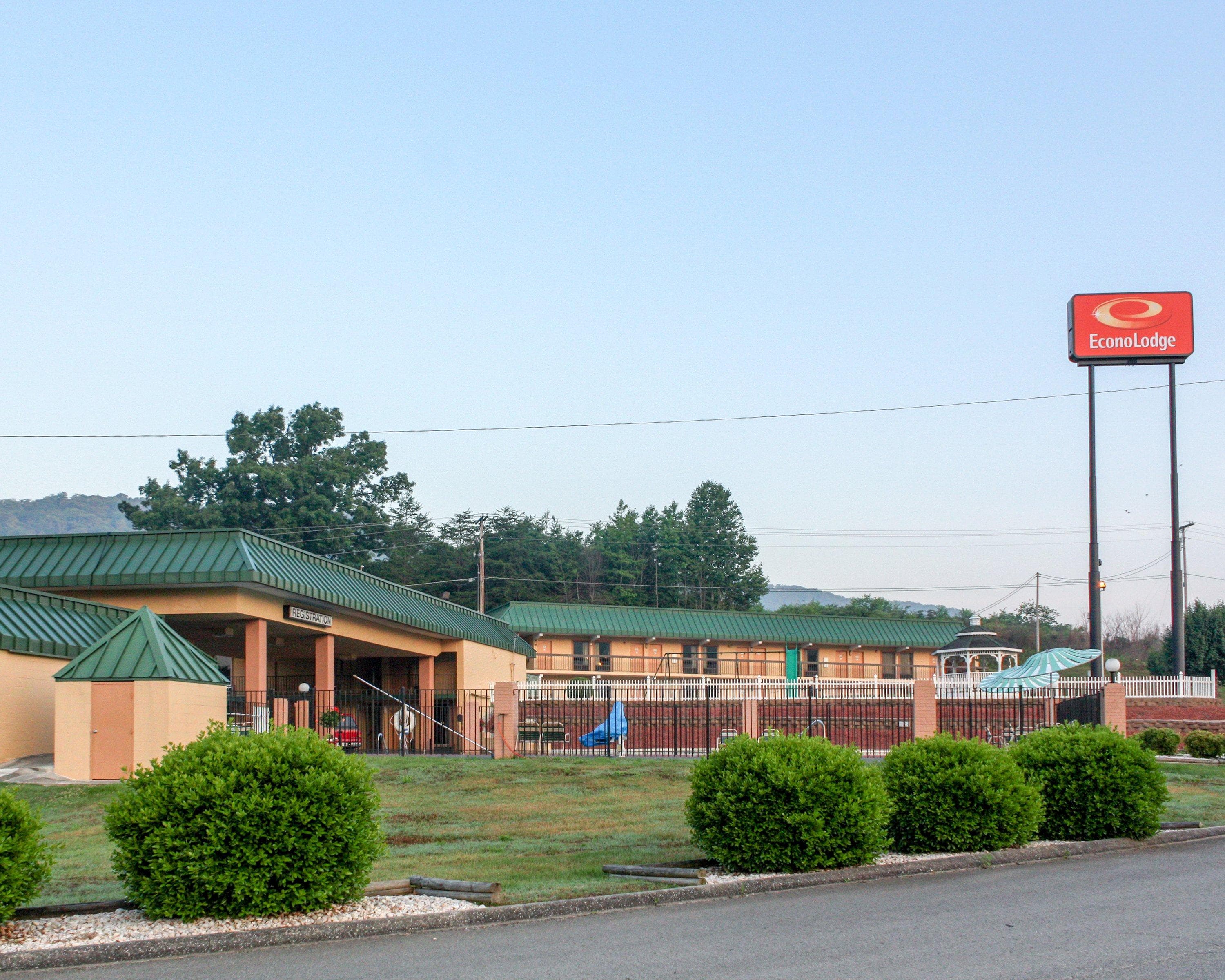 Econo Lodge Rocky Top - Image 1