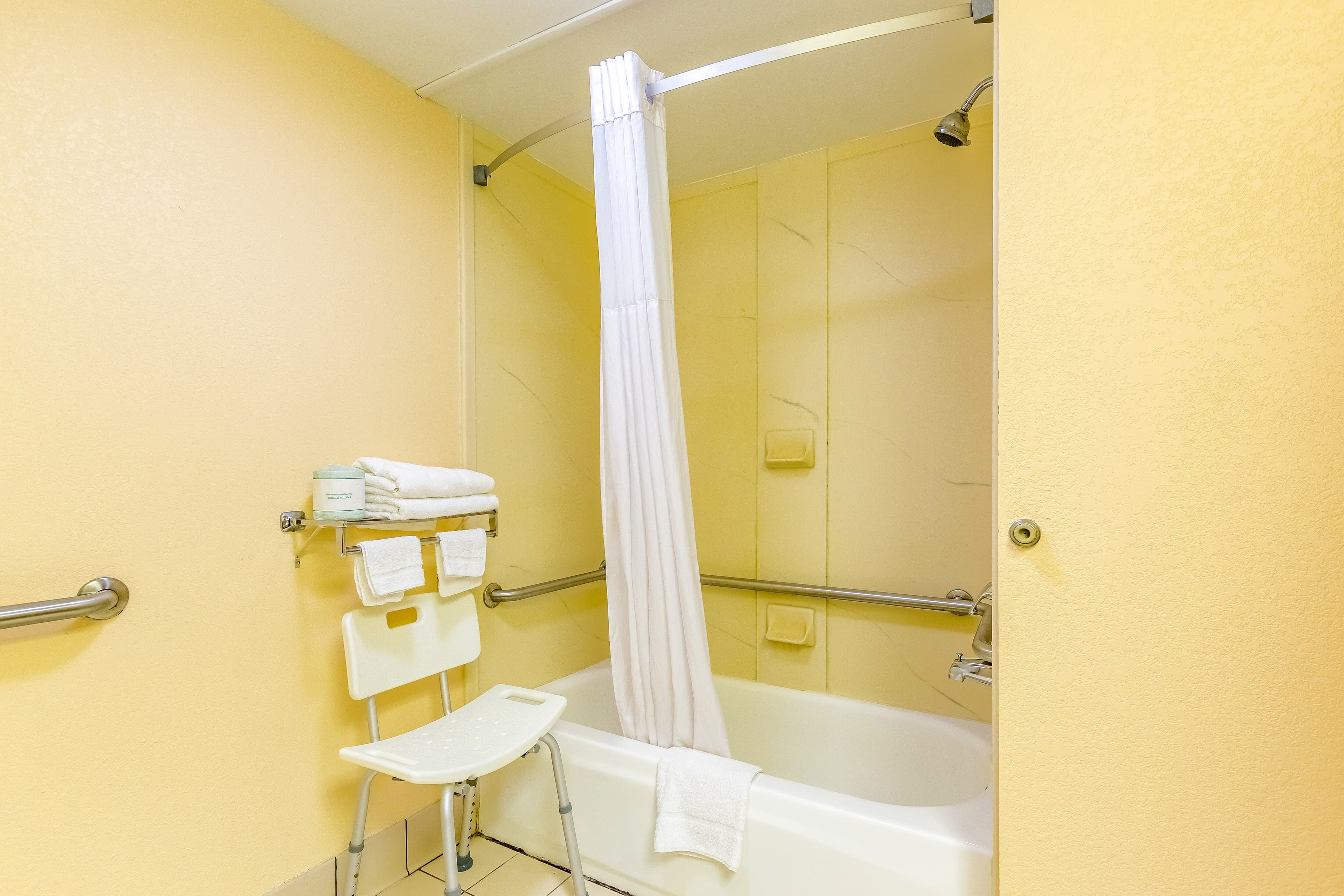 Econo Lodge Rocky Top - Image 4