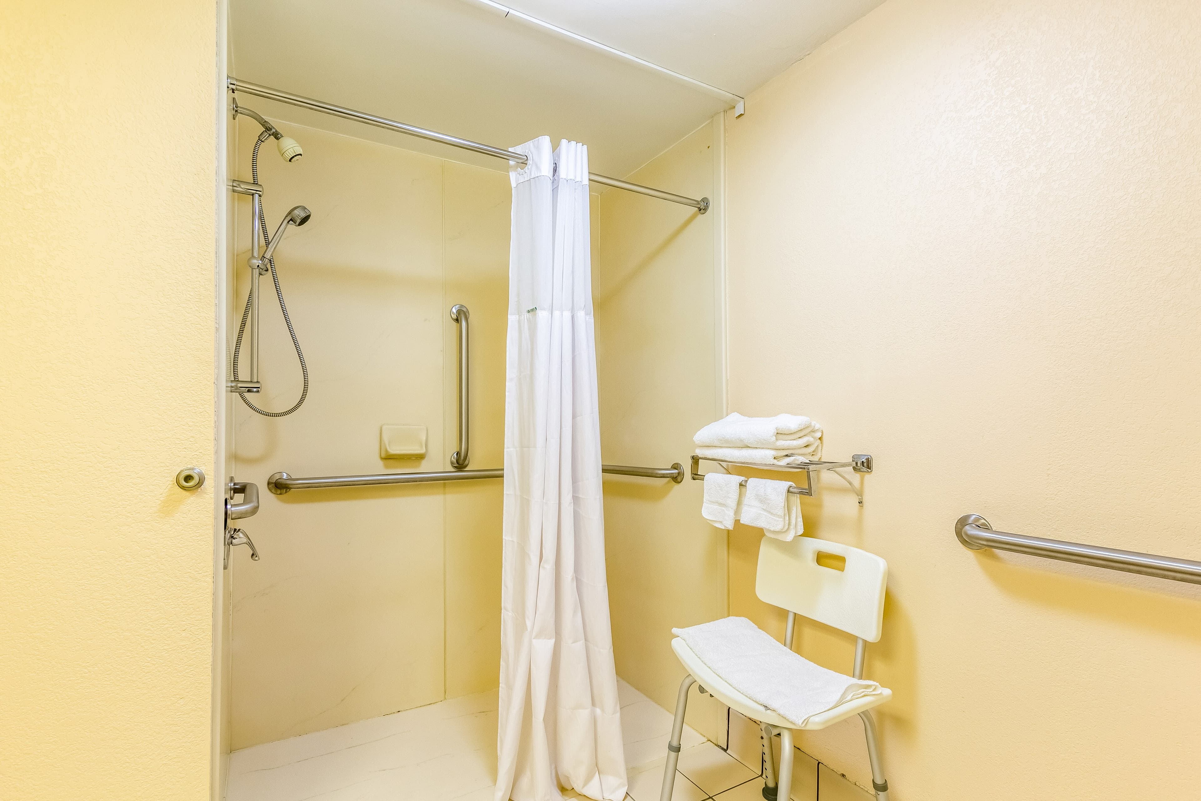 Econo Lodge Rocky Top - Image 5
