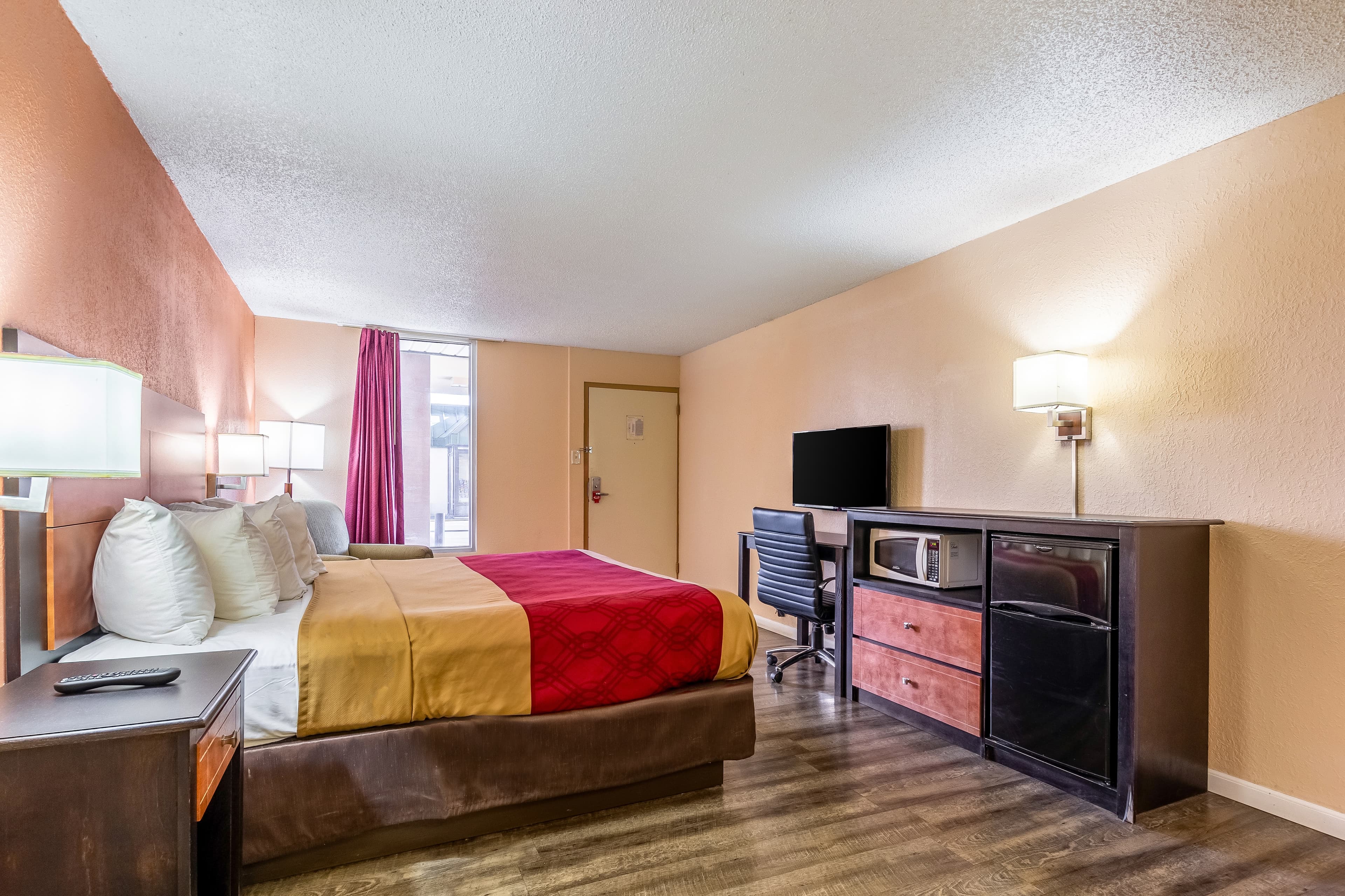 Econo Lodge Rocky Top — 7