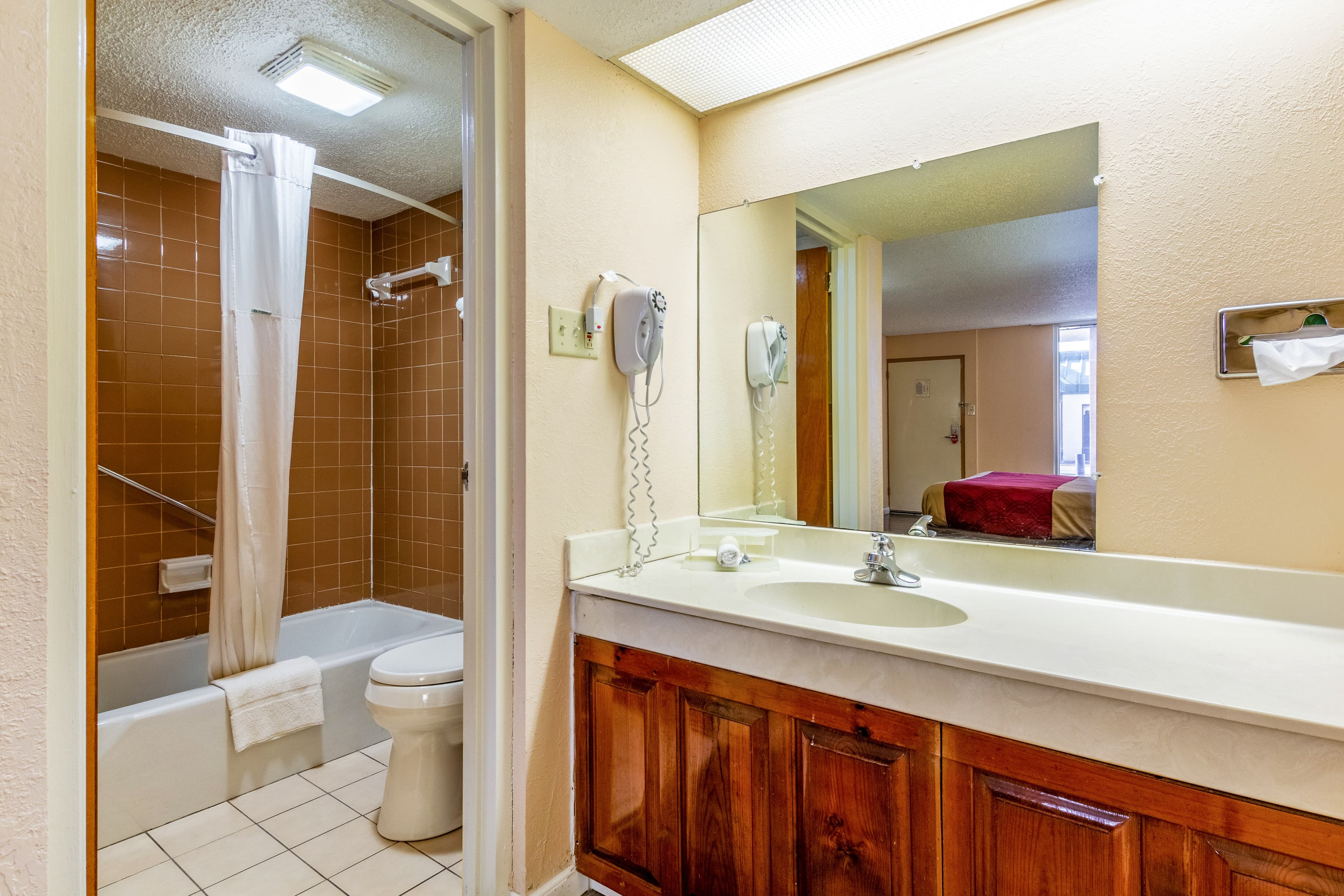 Econo Lodge Rocky Top — 8