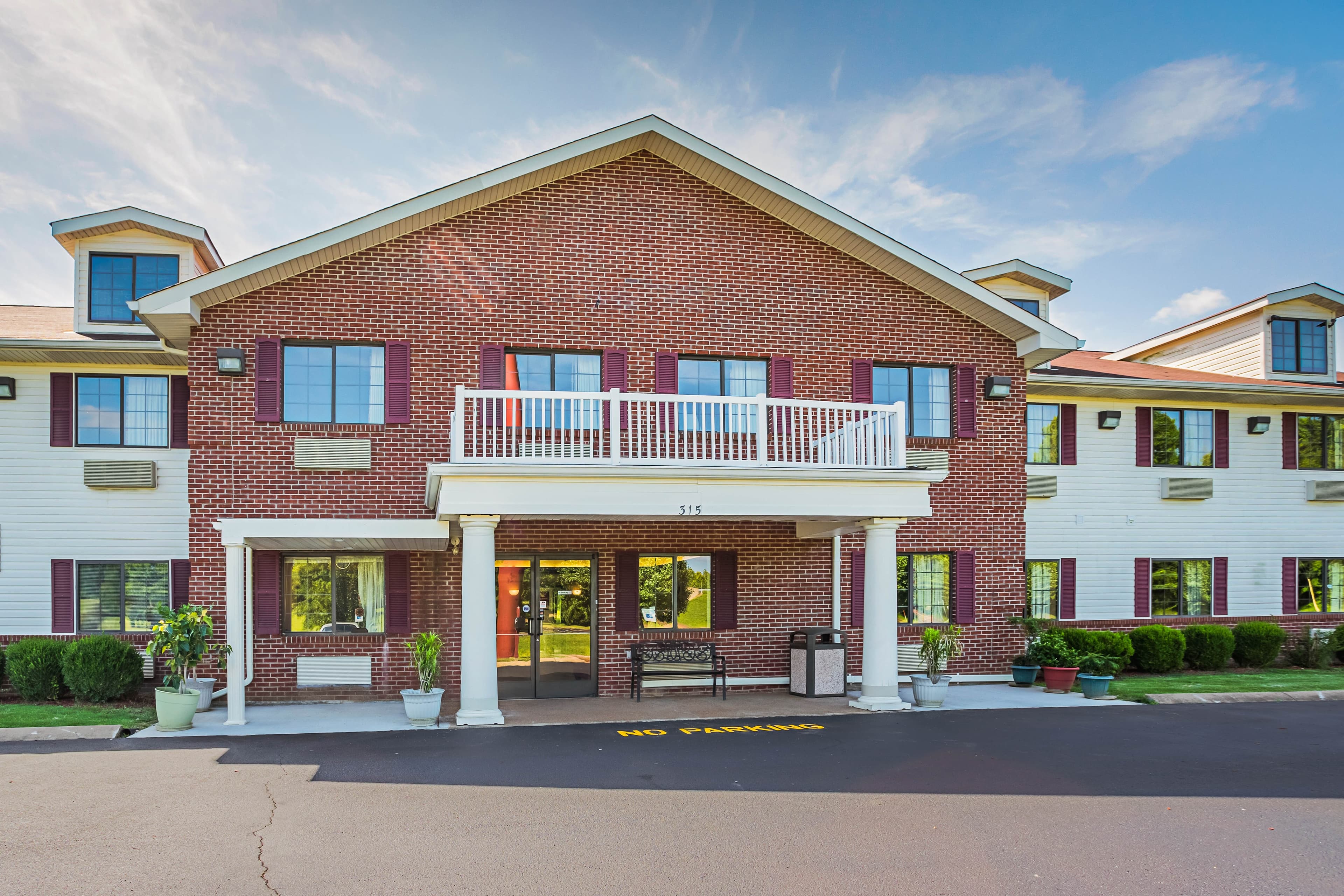 Econo Lodge Inn & Suites Ripley - Image 1