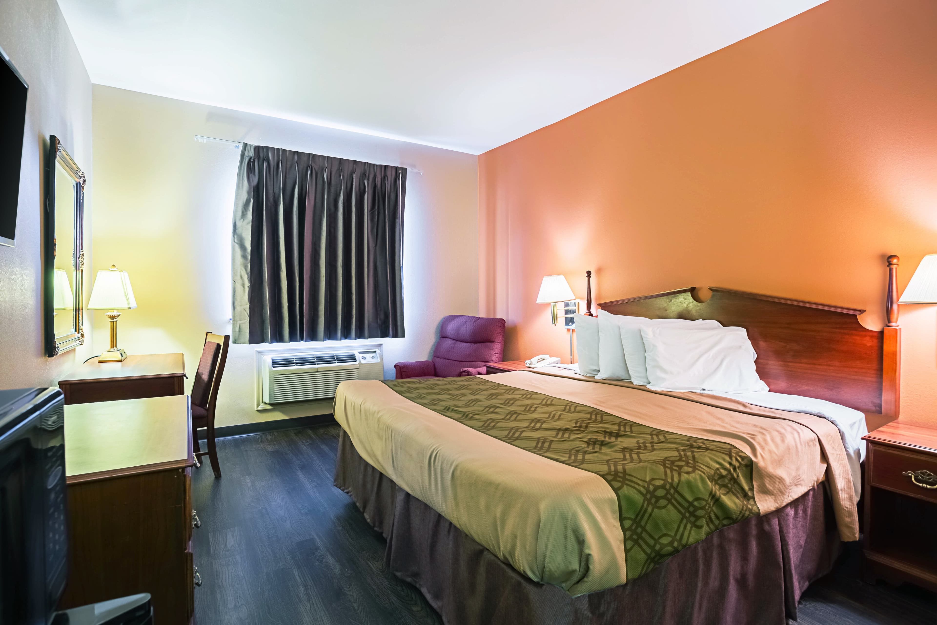 Econo Lodge Inn & Suites Ripley — 8