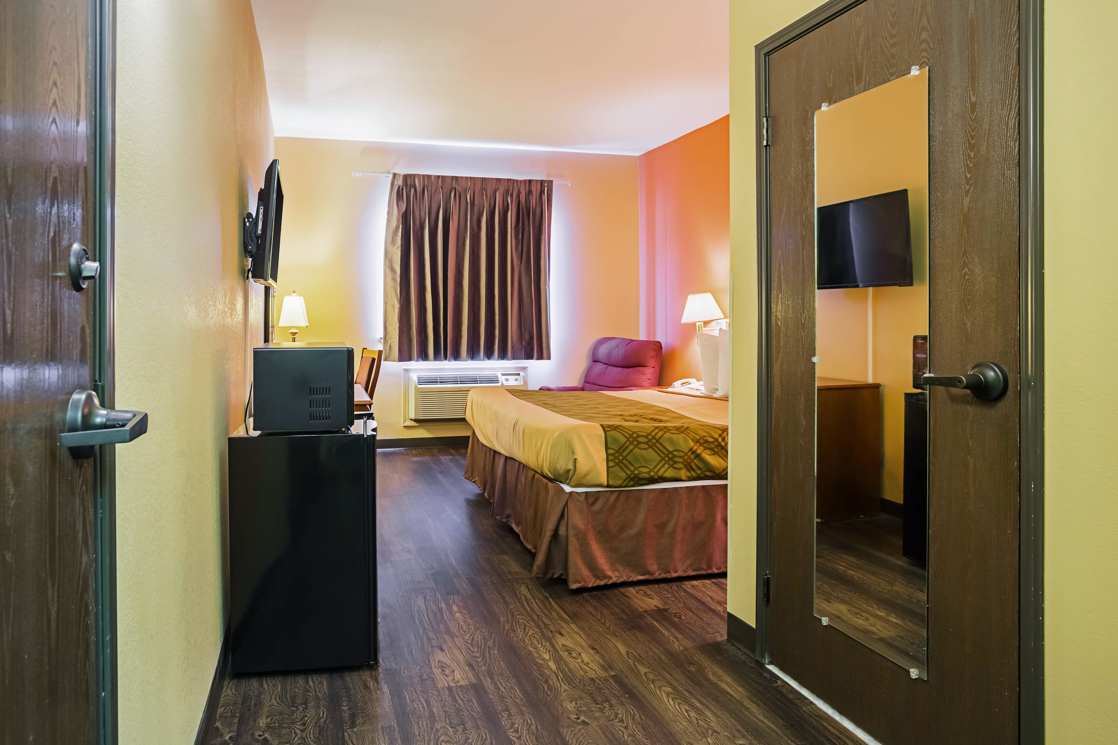Econo Lodge Inn & Suites Ripley — 9