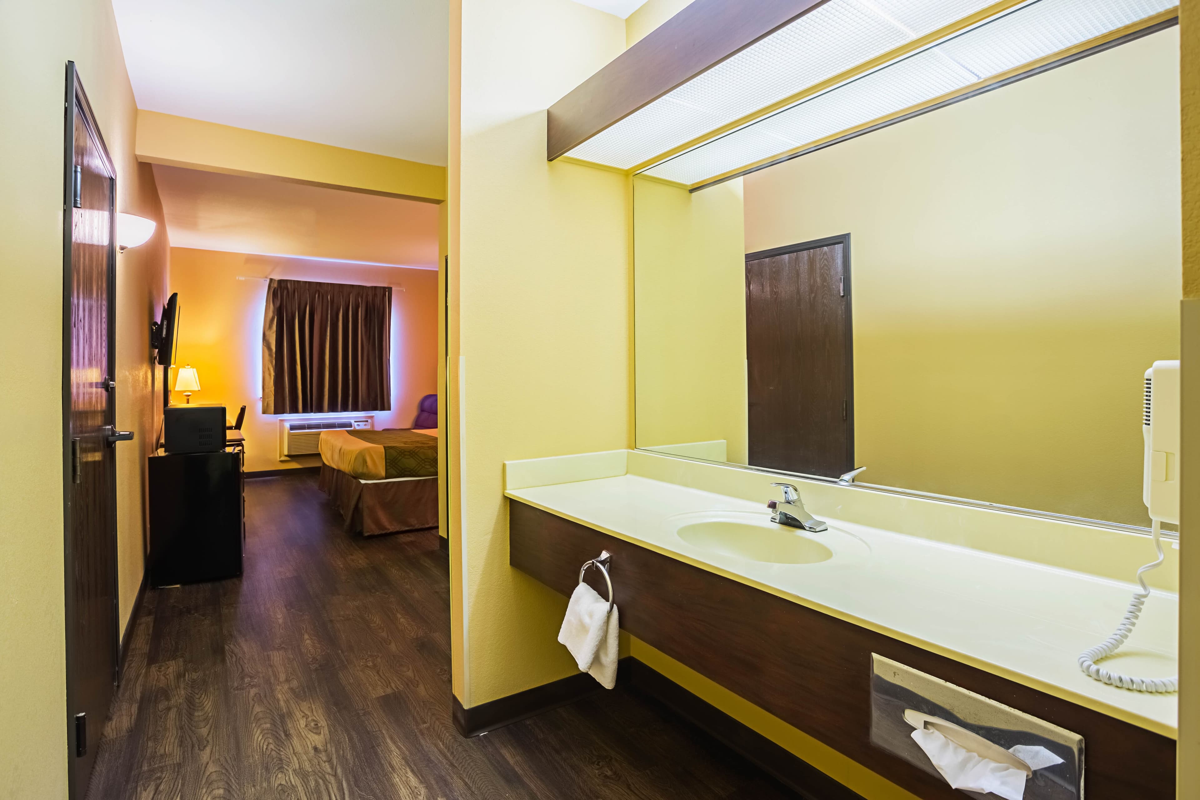 Econo Lodge Inn & Suites Ripley — 11