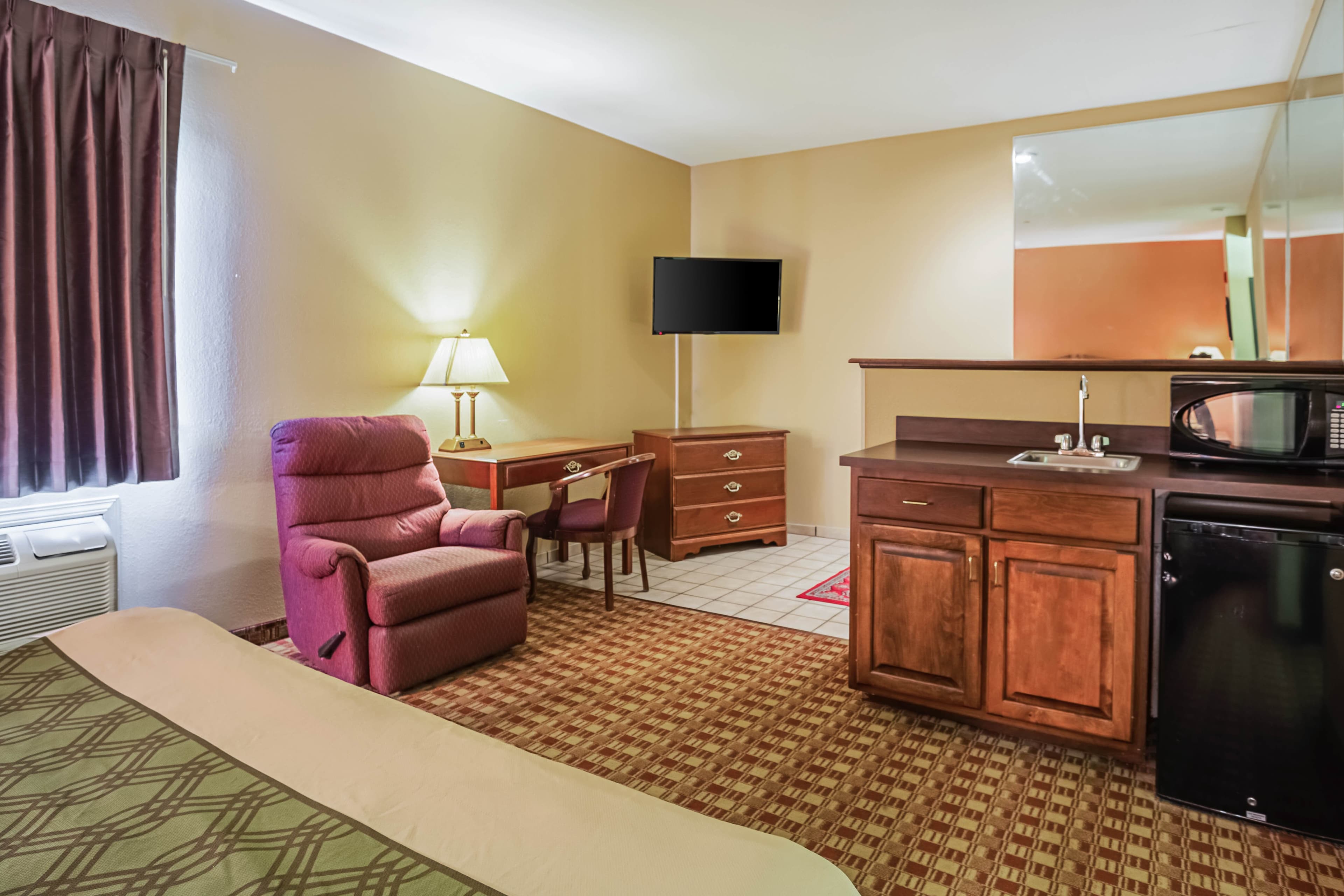 Econo Lodge Inn & Suites Ripley — 17