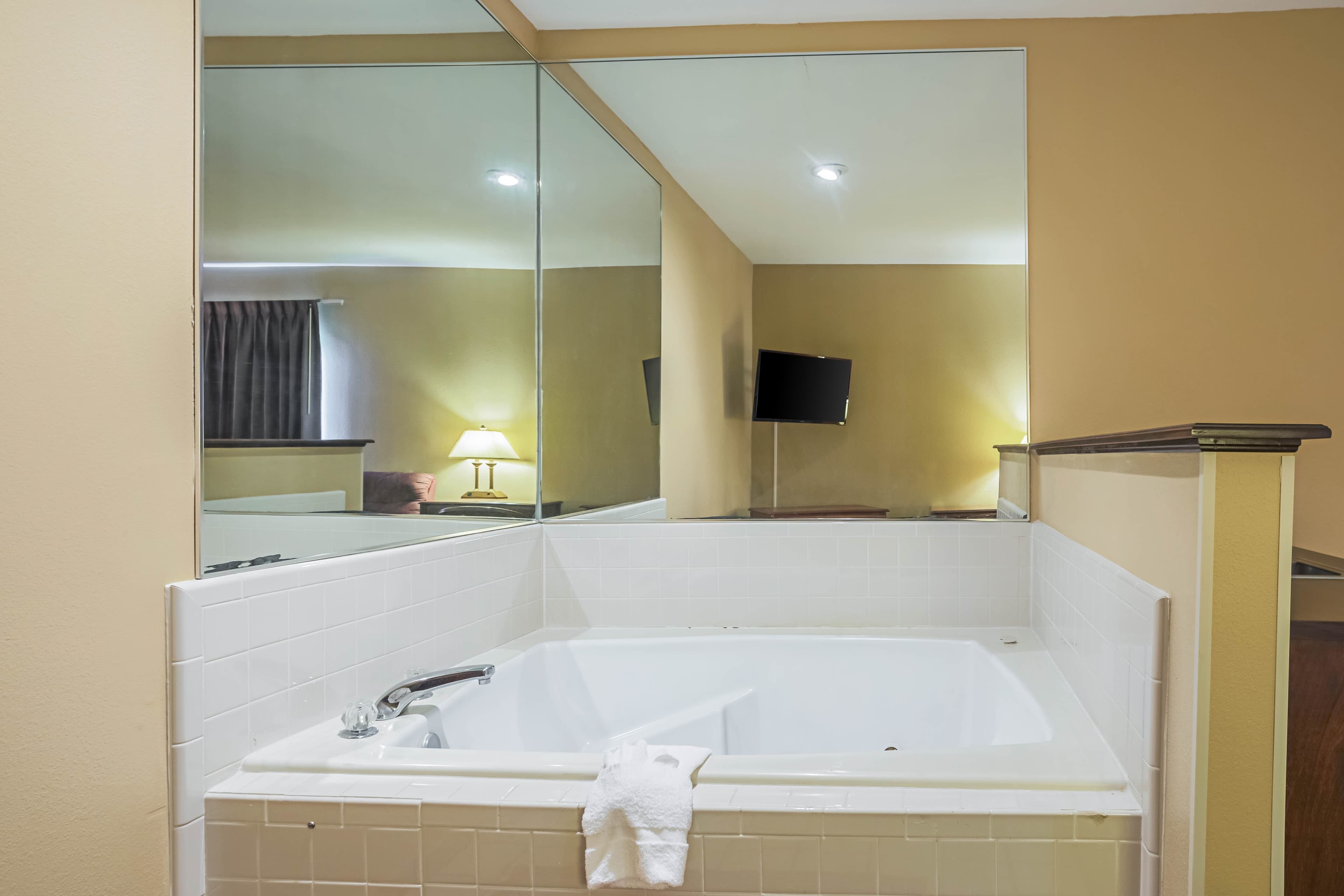 Econo Lodge Inn & Suites Ripley — 20