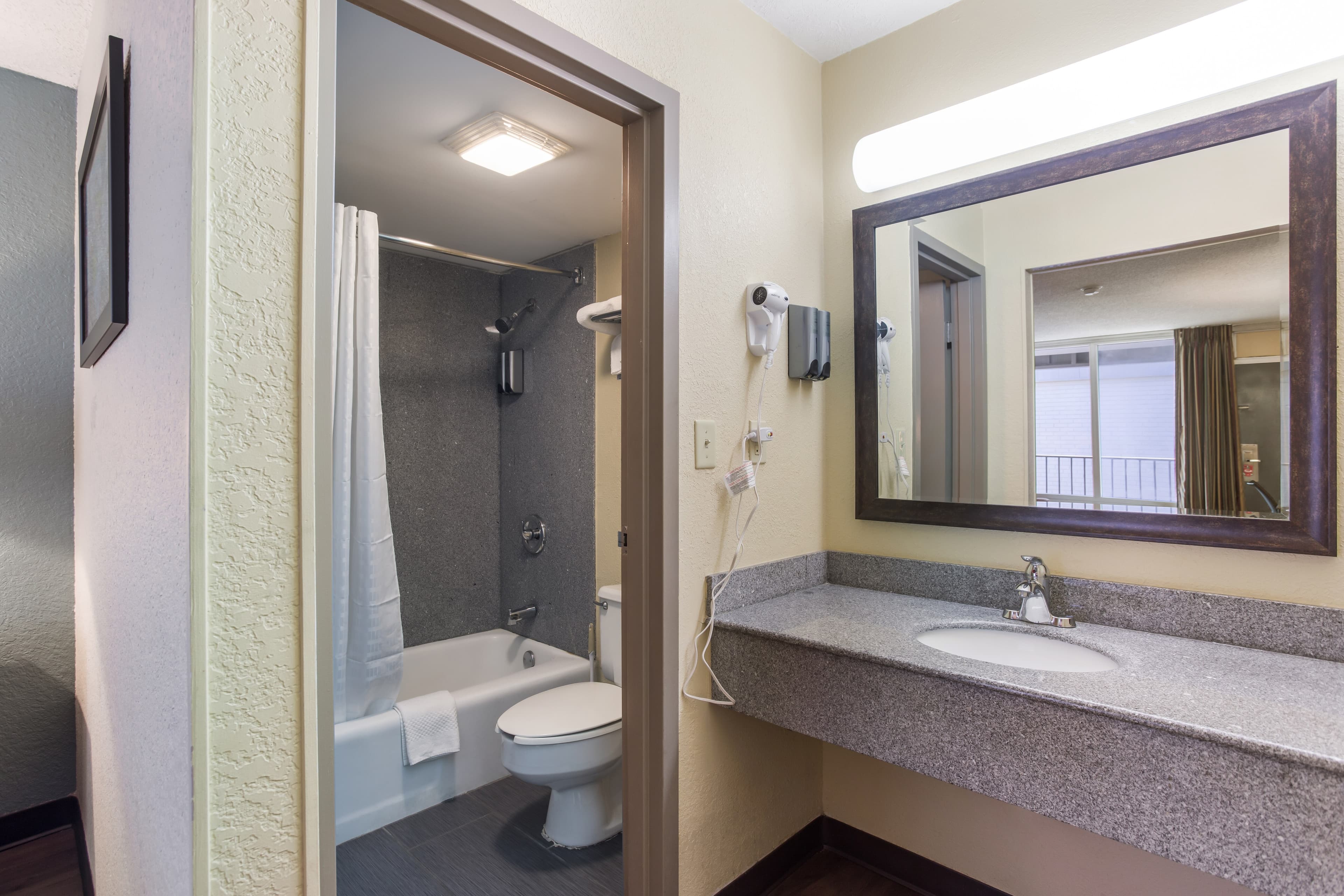 Econo Lodge Gallatin - Metro Nashville - Image 2