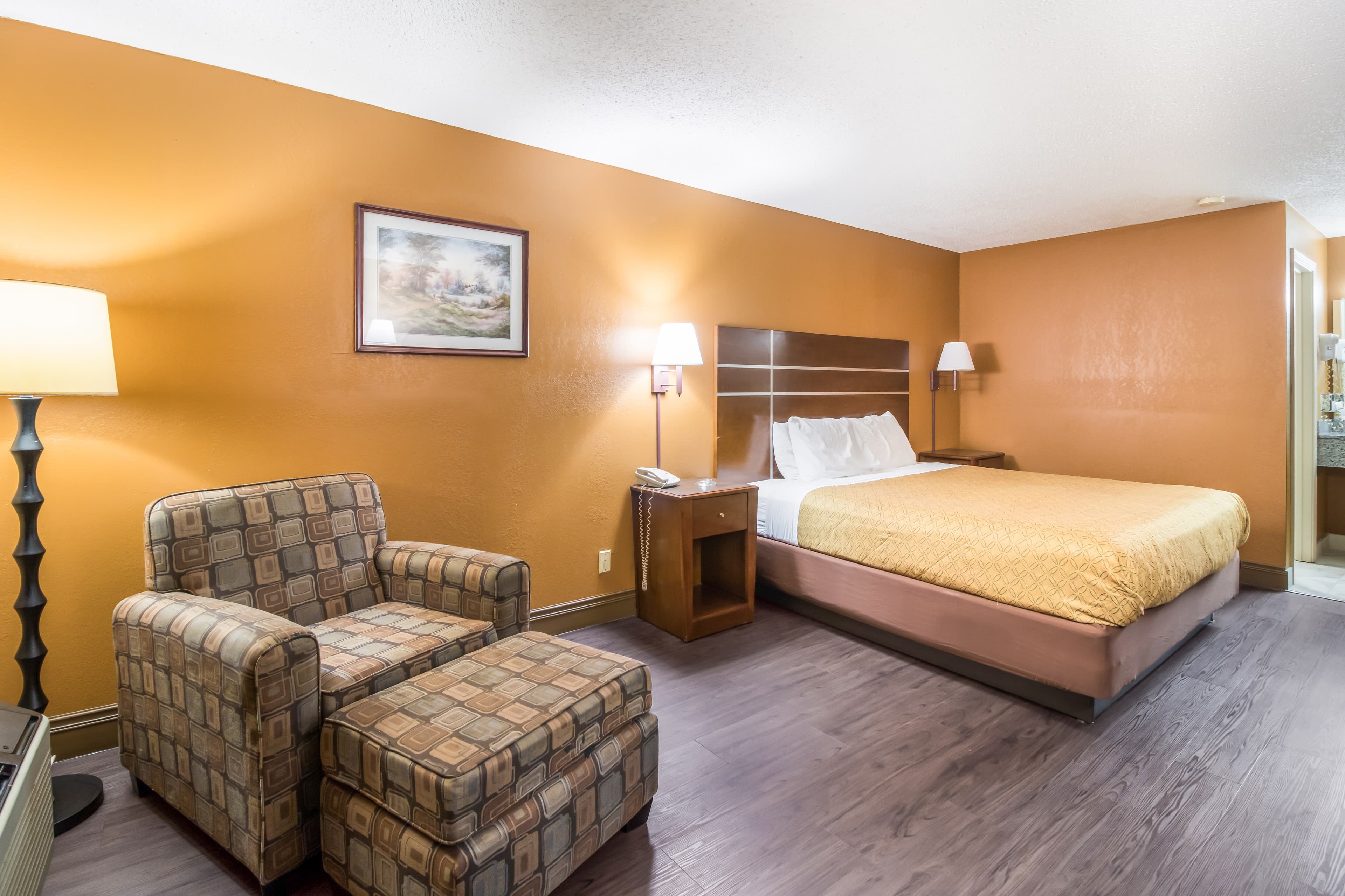 Econo Lodge Selmer - Image 2