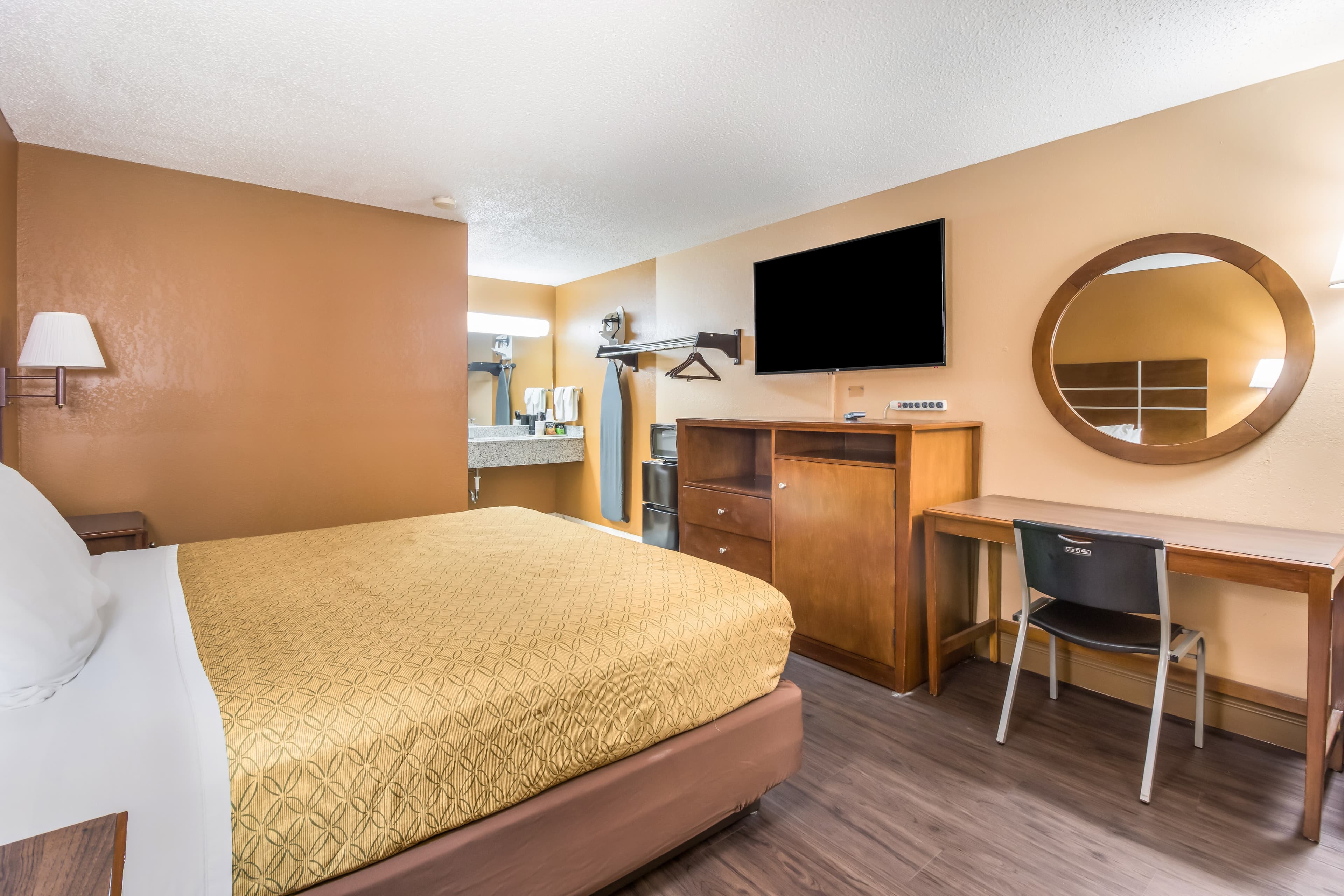 Econo Lodge Selmer - Image 3