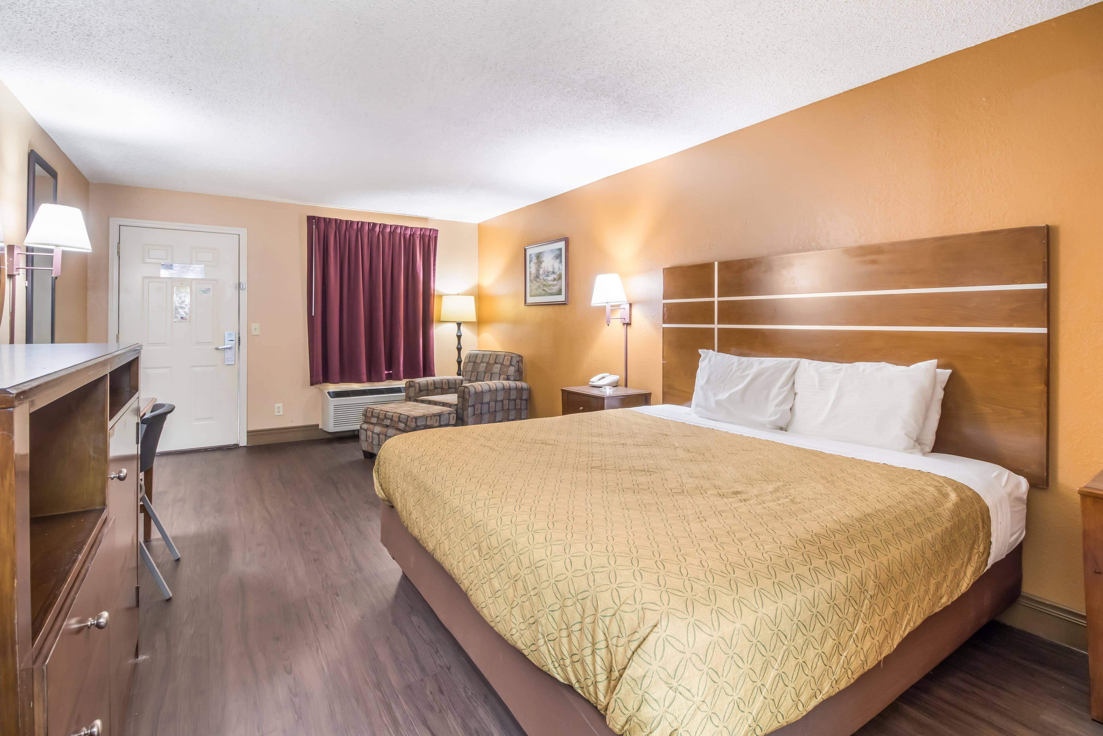 Econo Lodge Selmer - Image 4