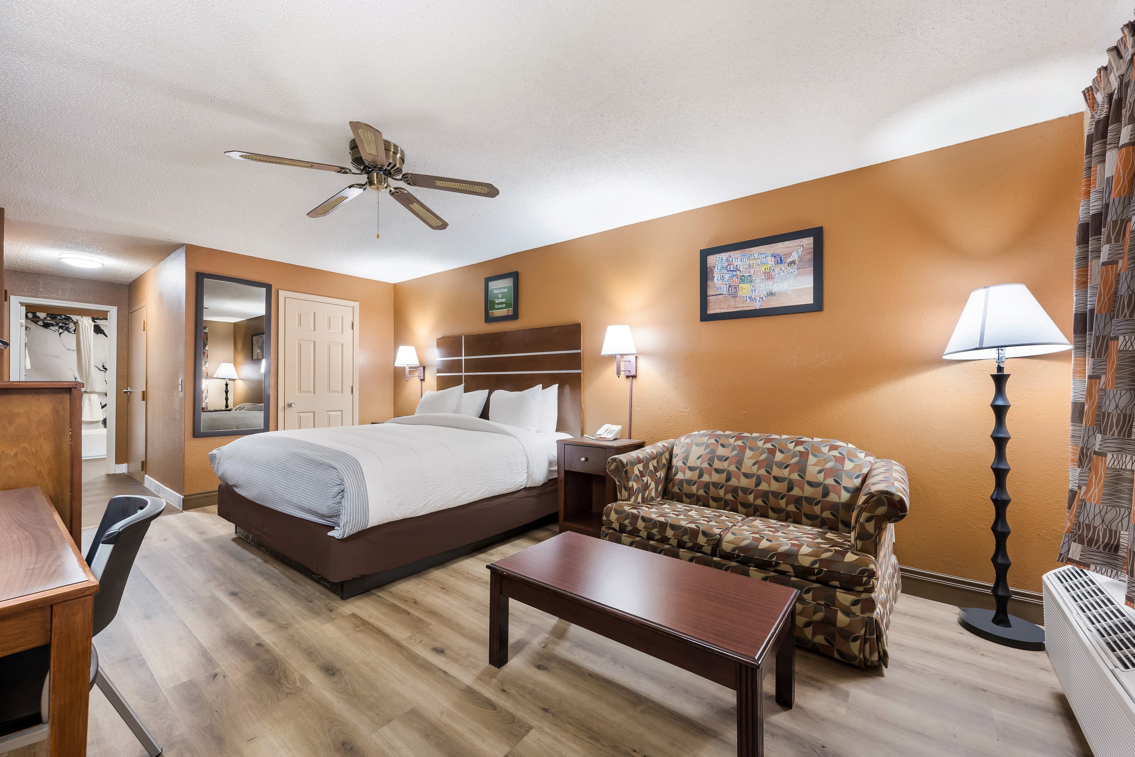 Econo Lodge Selmer - Image 1