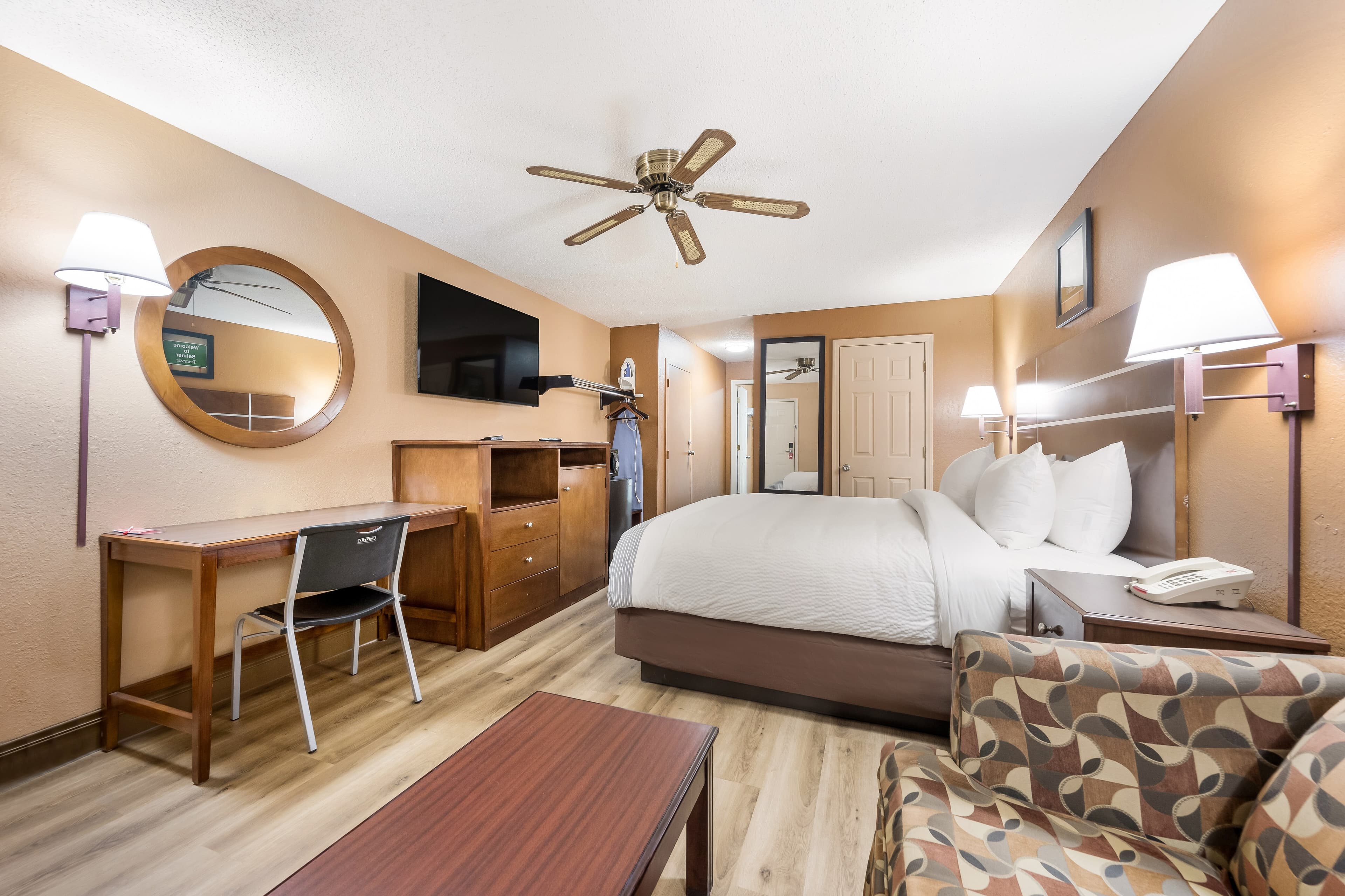Econo Lodge Selmer — 6
