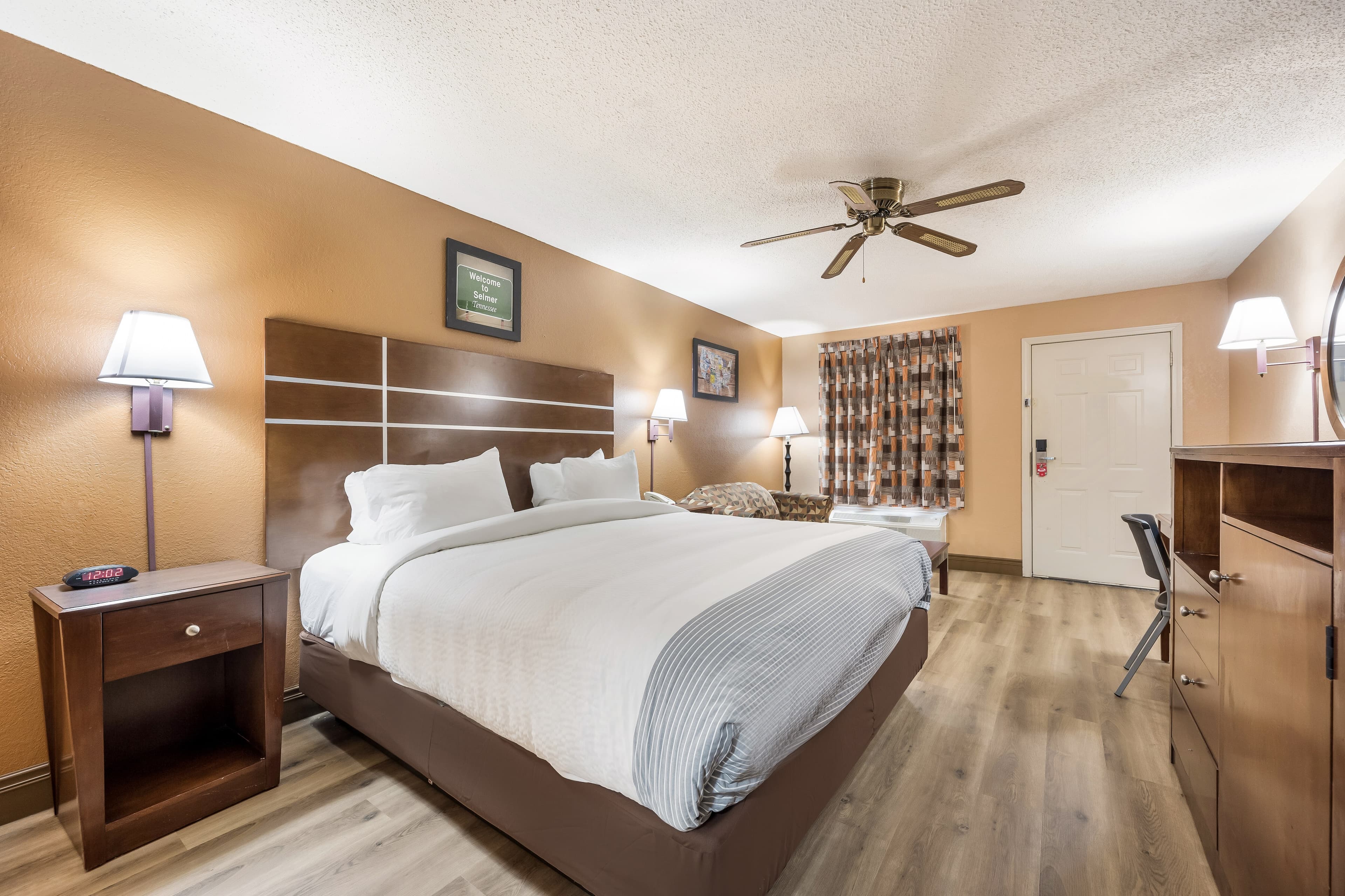 Econo Lodge Selmer — 7
