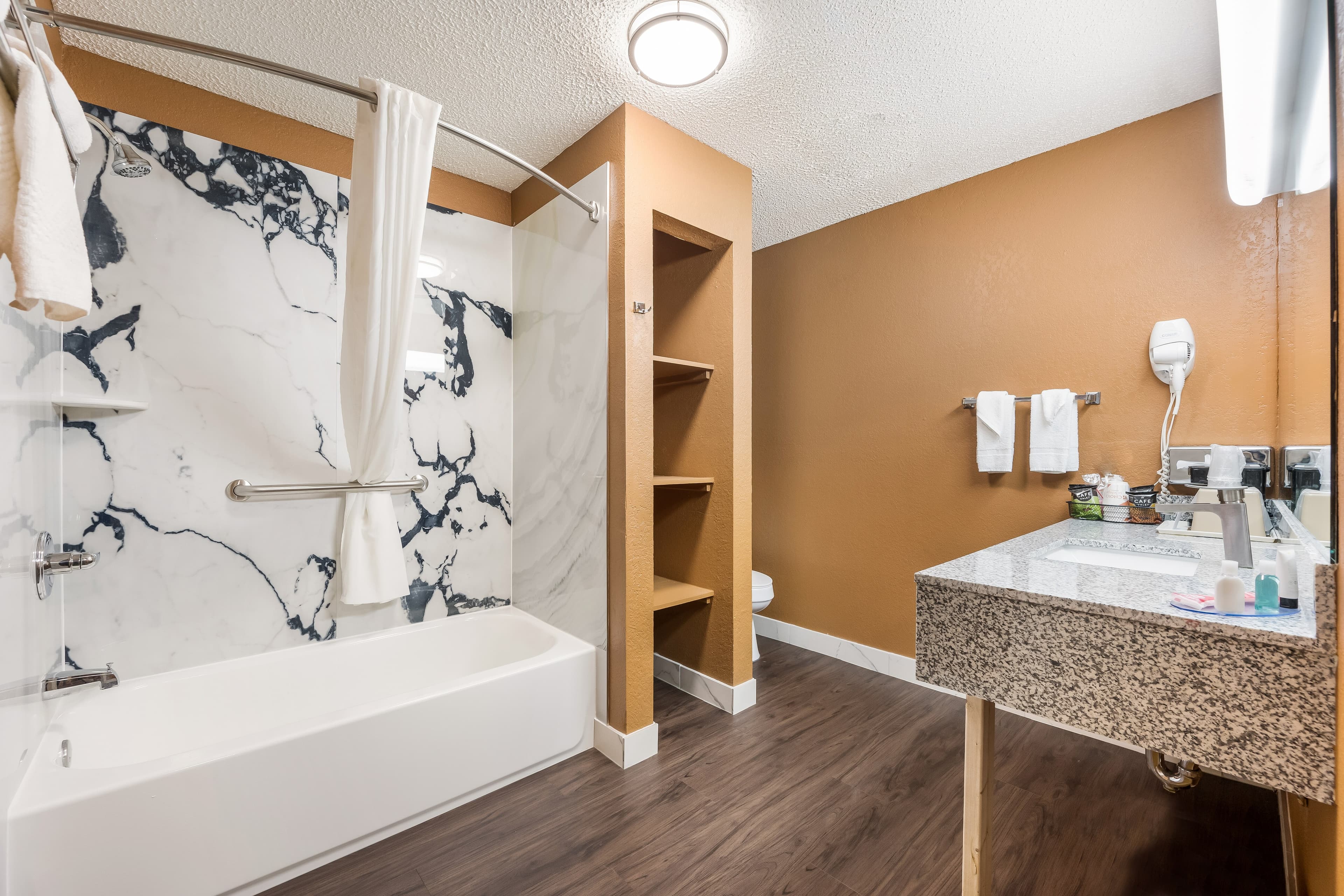 Econo Lodge Selmer — 8