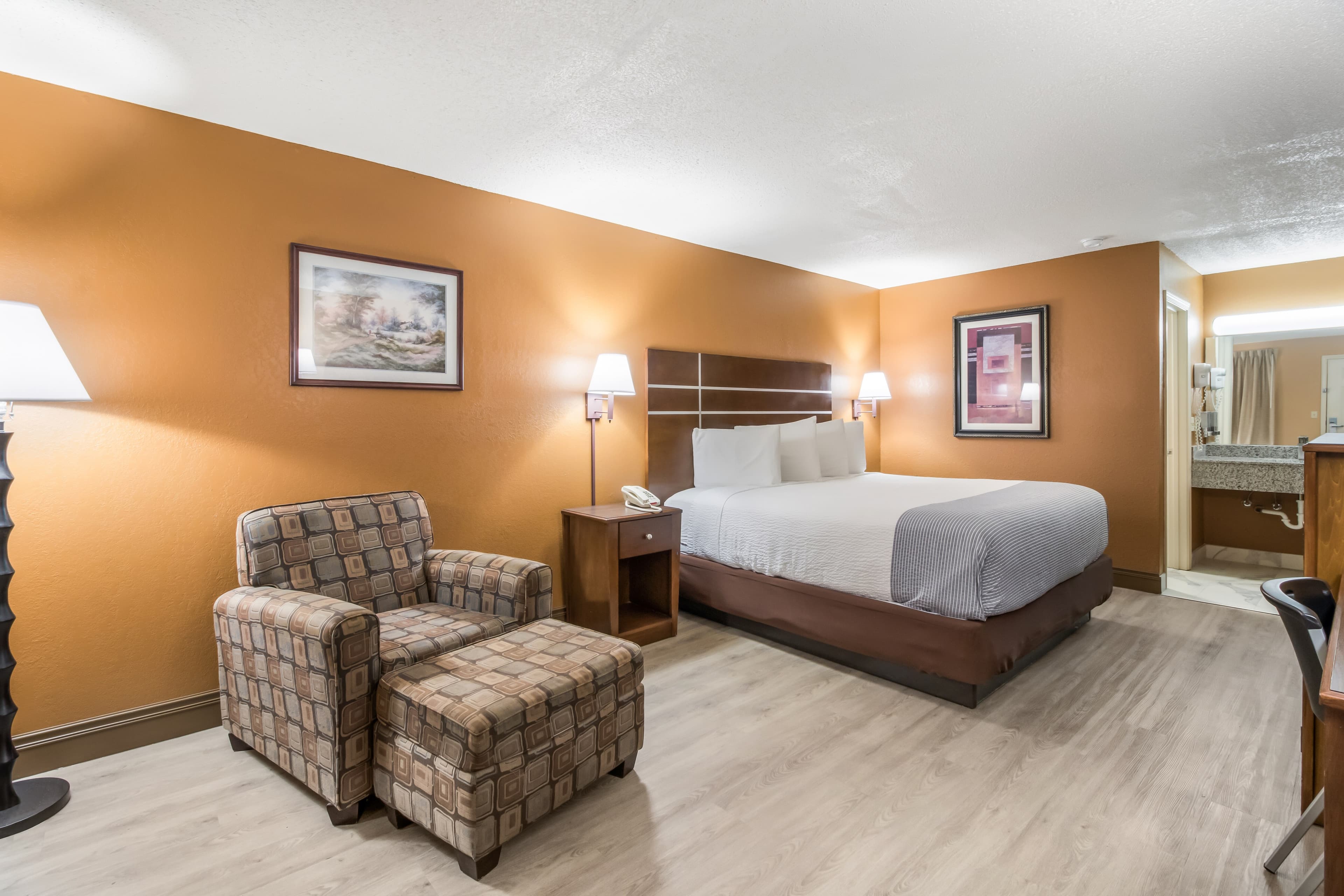 Econo Lodge Selmer — 9