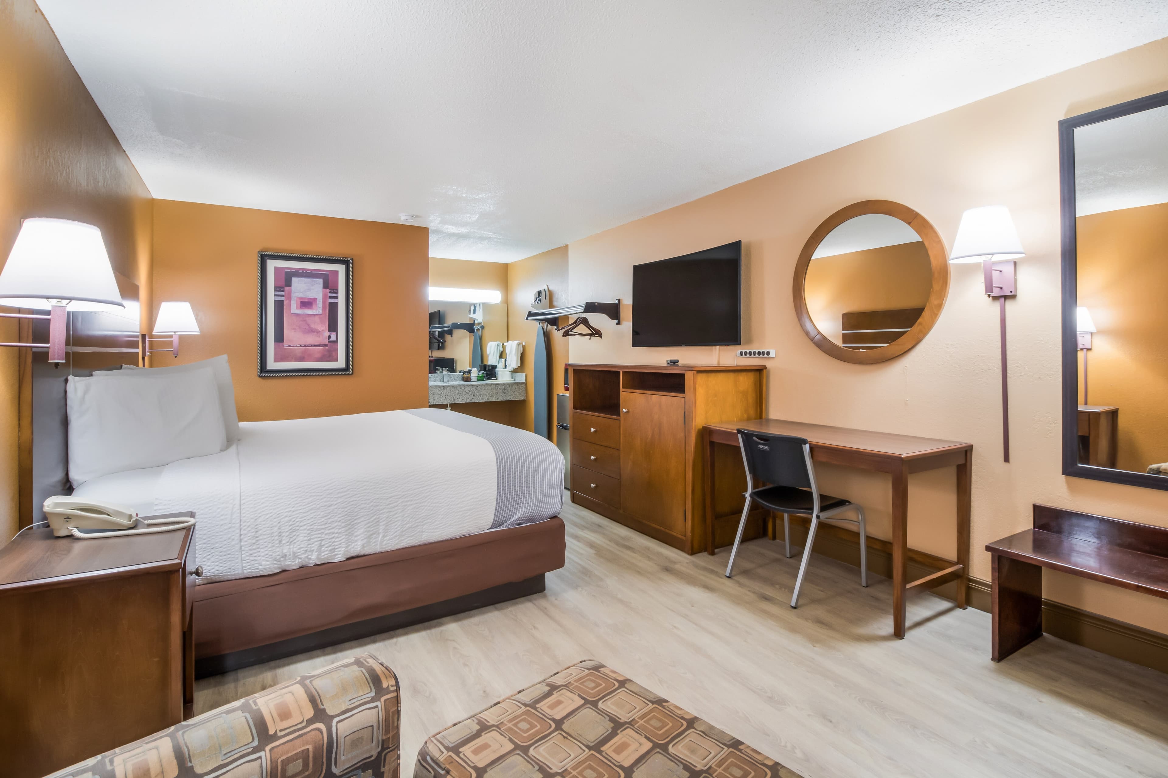 Econo Lodge Selmer — 10