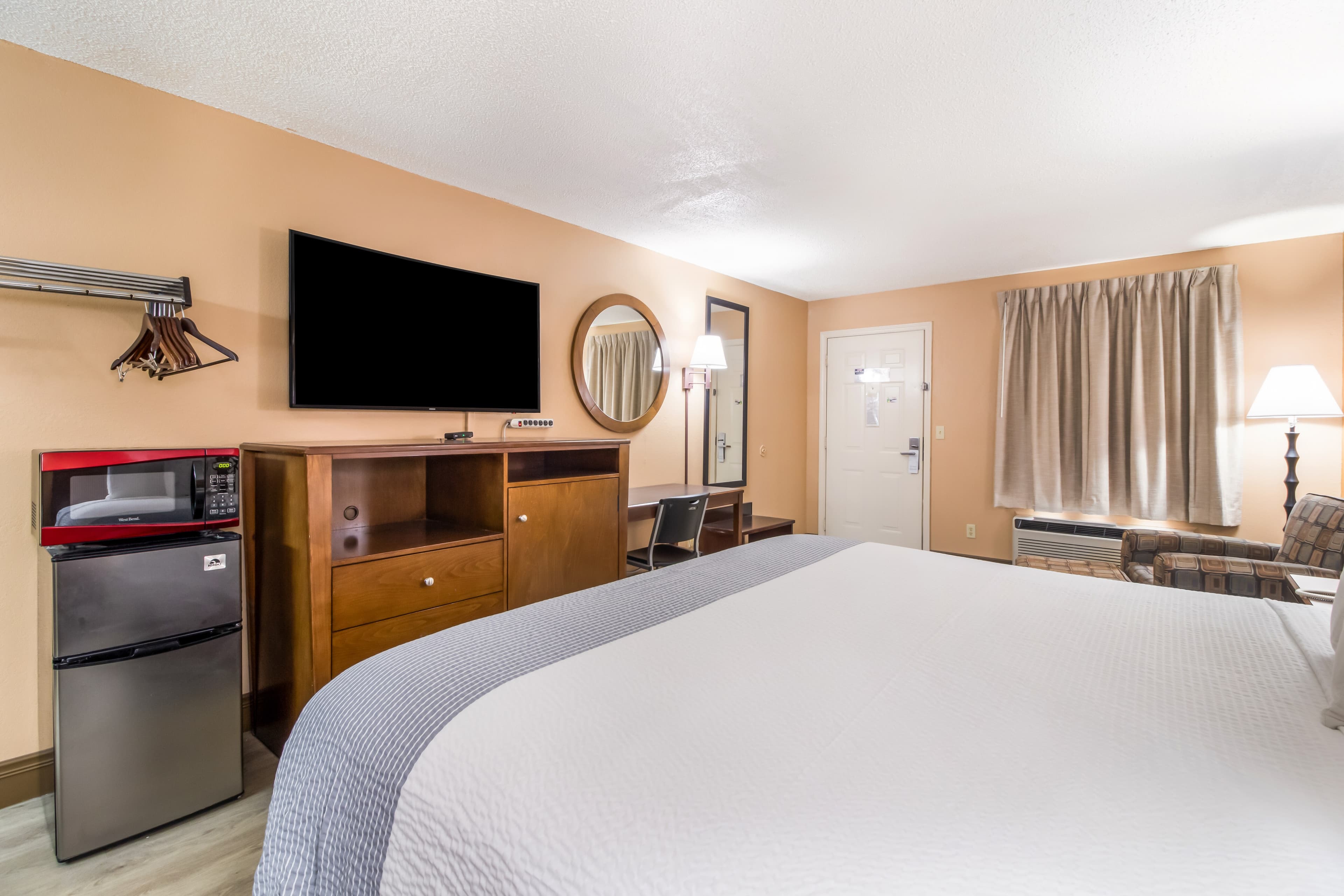 Econo Lodge Selmer — 11