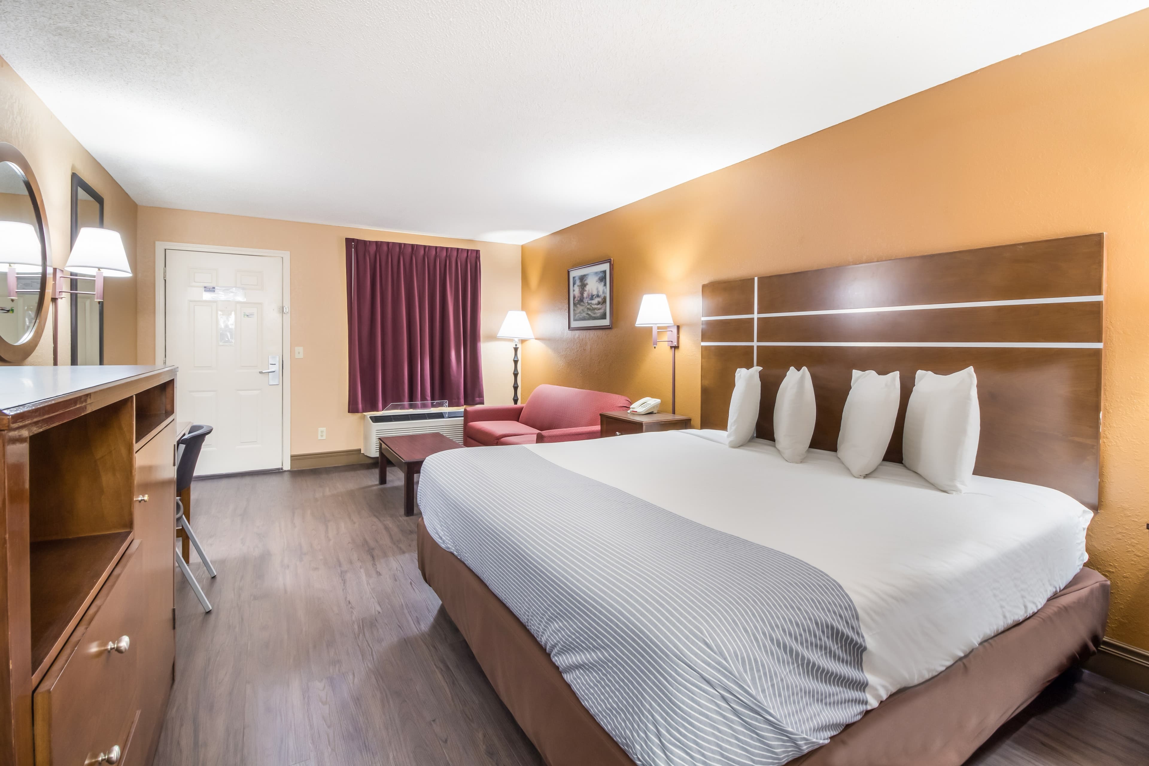 Econo Lodge Selmer — 13