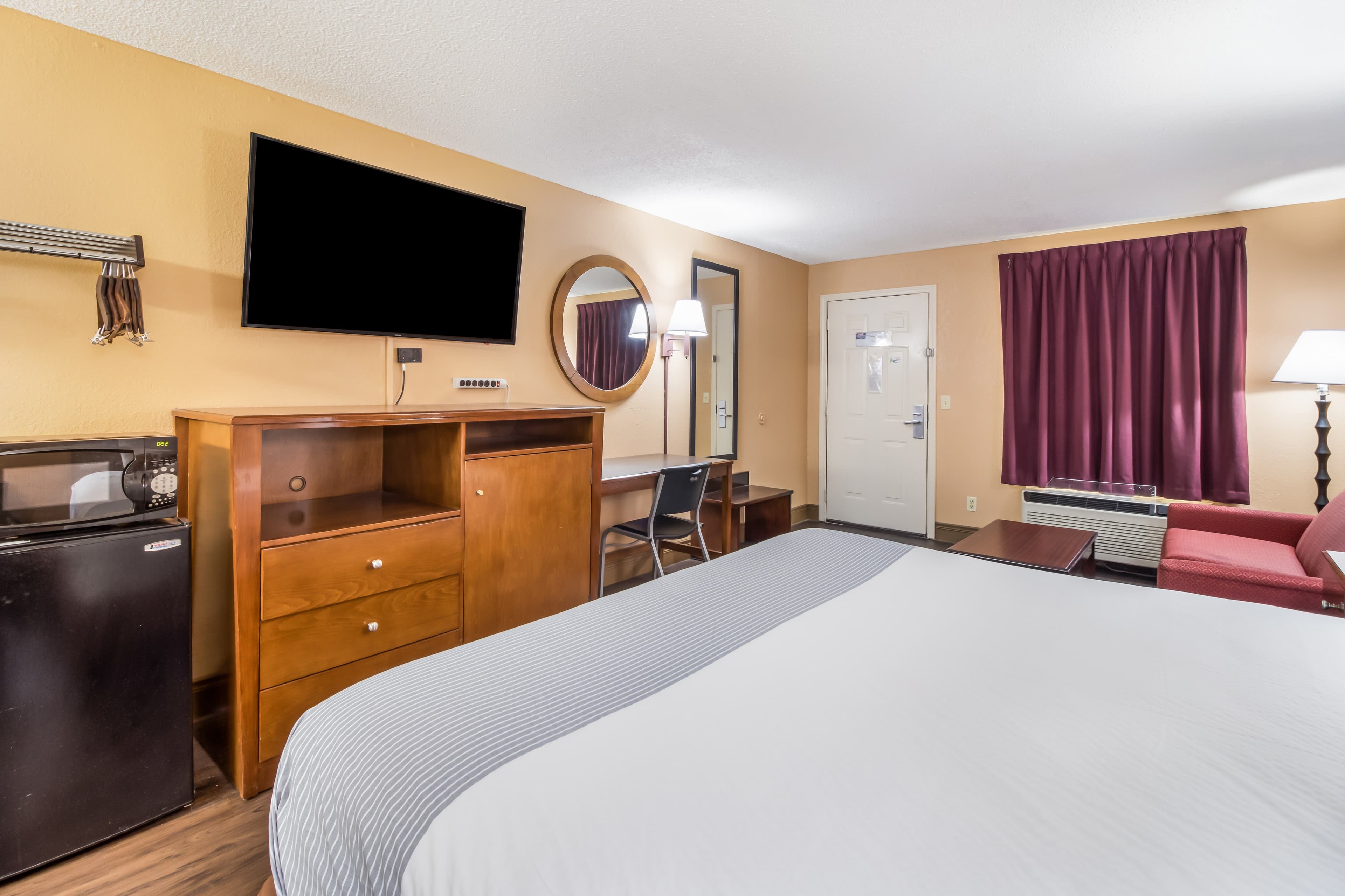 Econo Lodge Selmer — 14