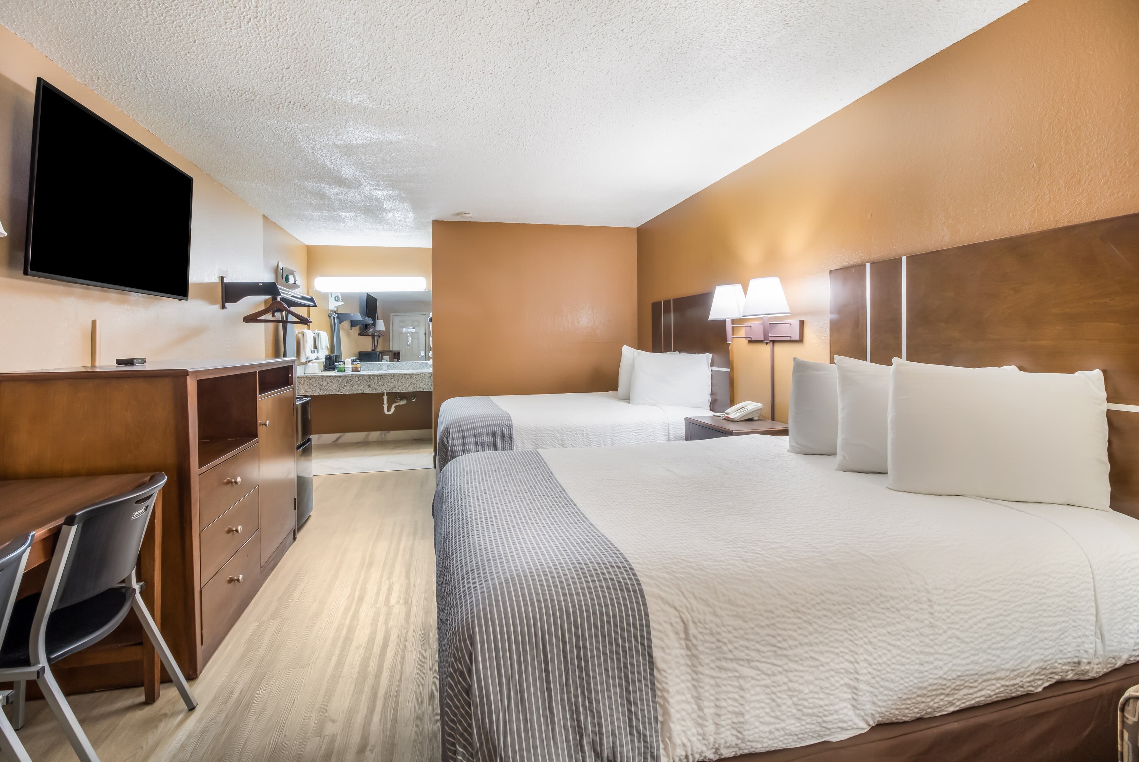 Econo Lodge Selmer — 15