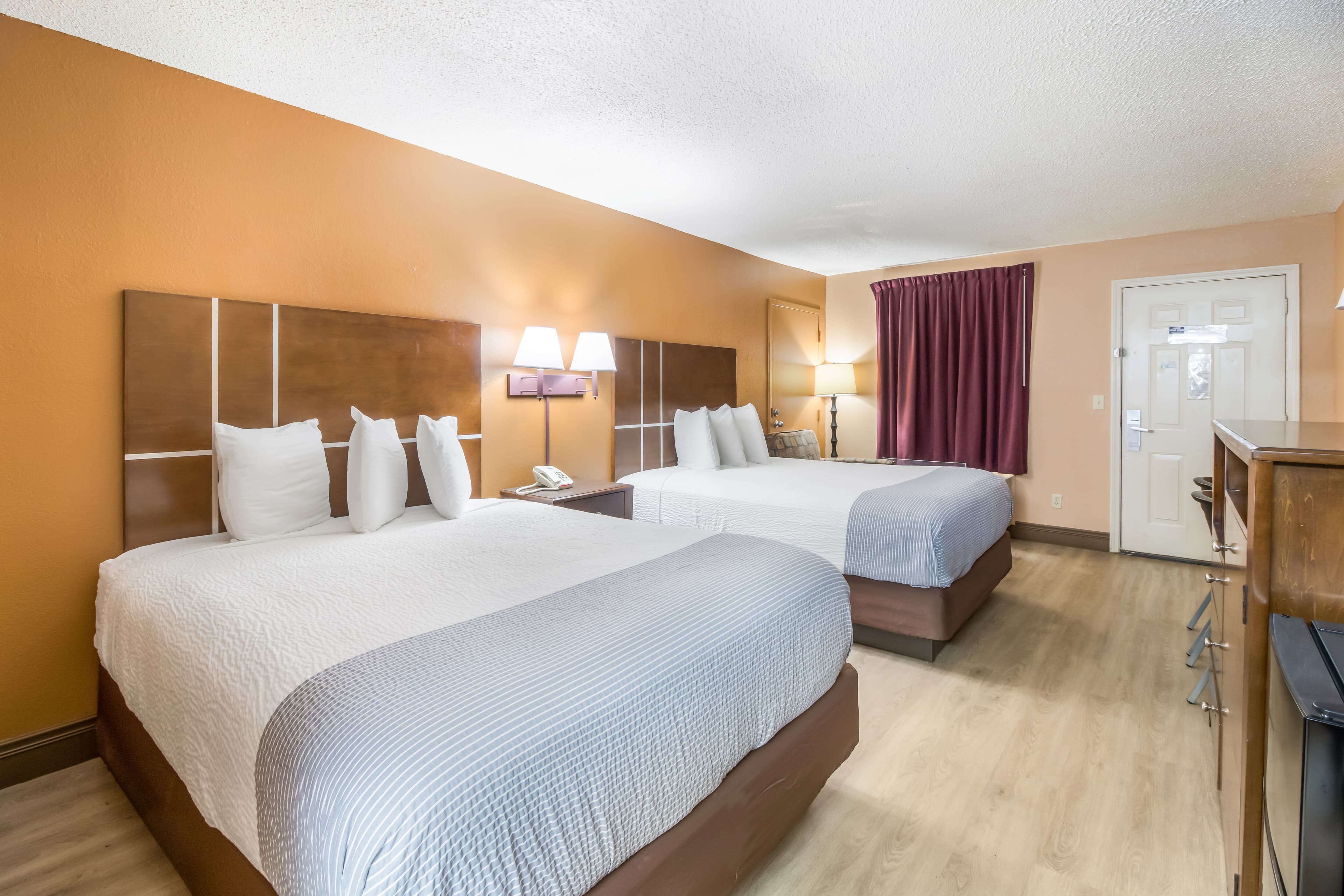 Econo Lodge Selmer — 16