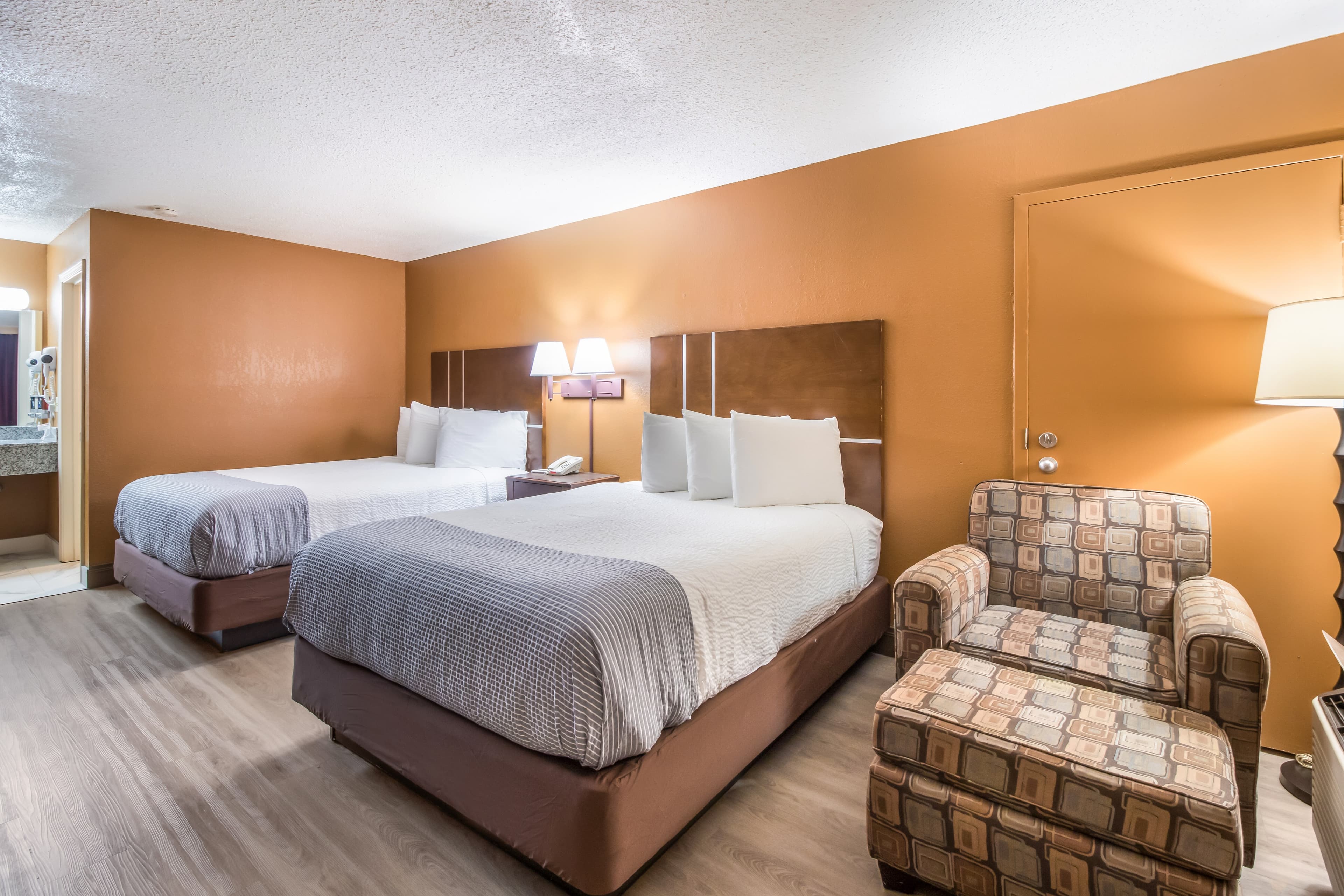 Econo Lodge Selmer — 17