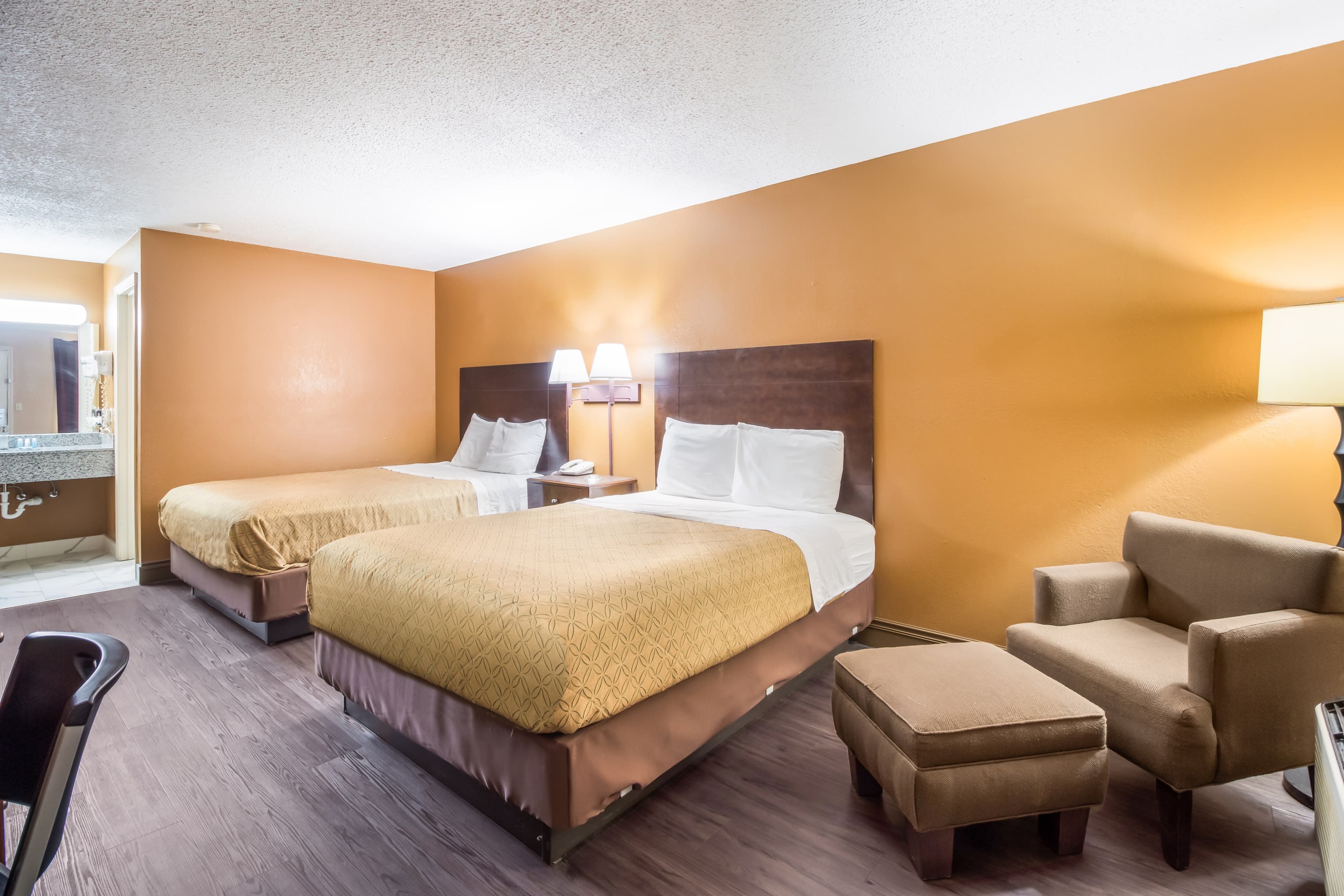 Econo Lodge Selmer — 18