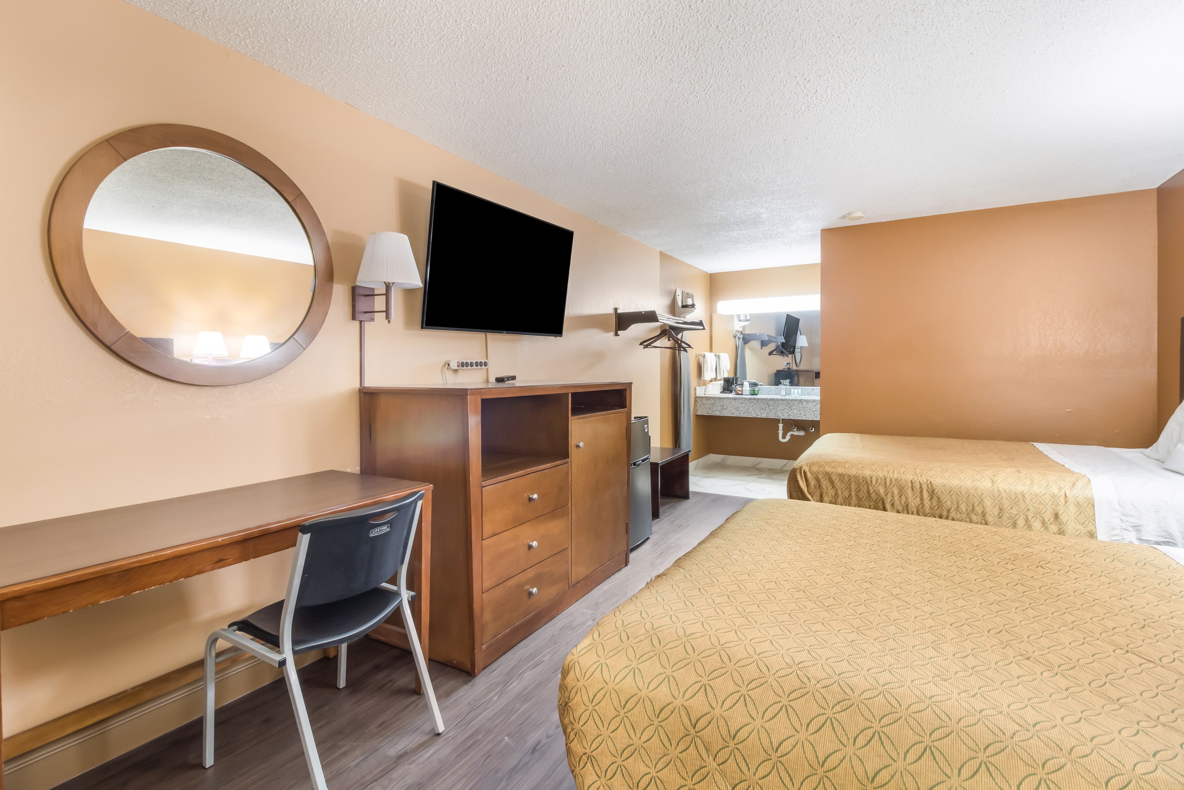Econo Lodge Selmer — 19