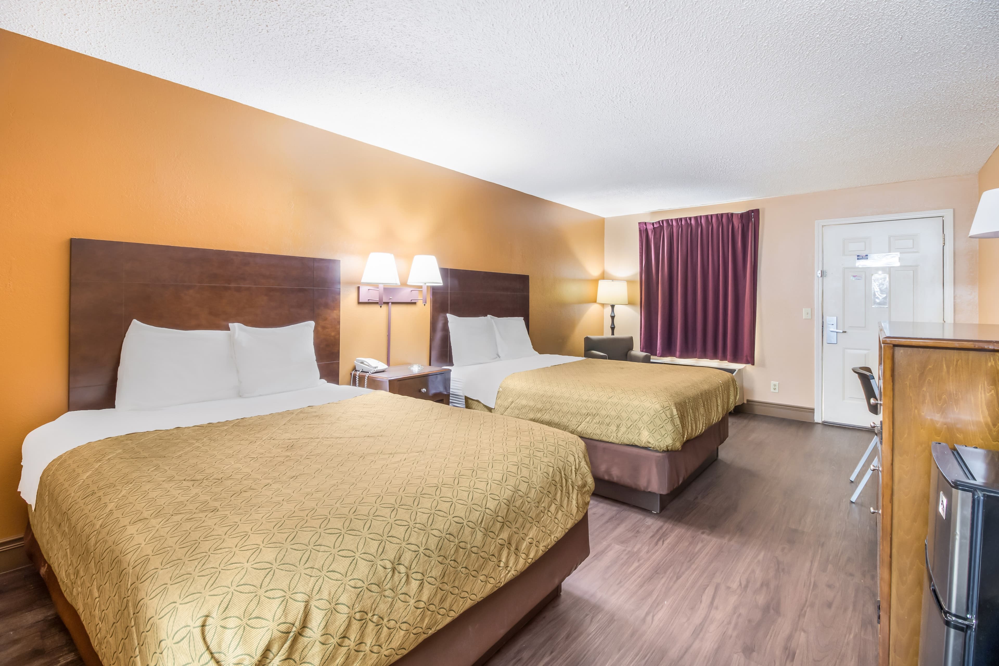 Econo Lodge Selmer — 20