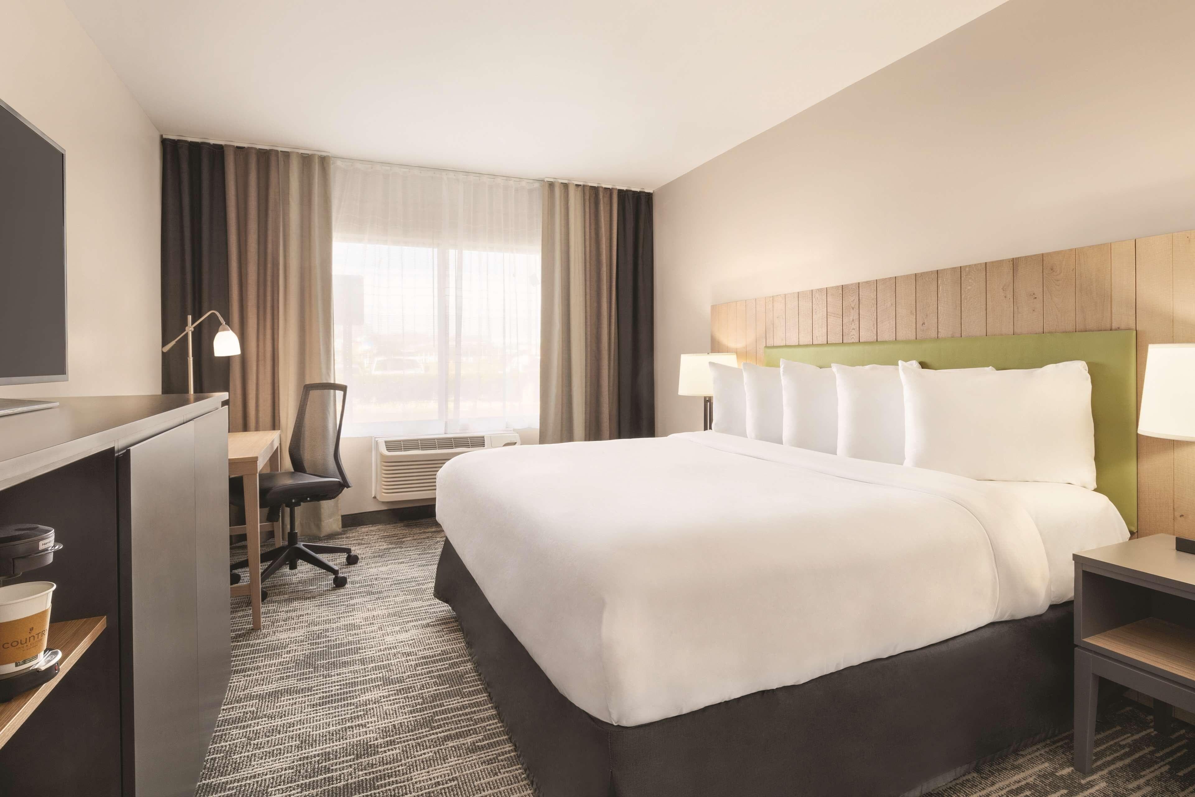 Country Inn & Suites by Radisson, Sevierville-Kodak, TN - Image 2