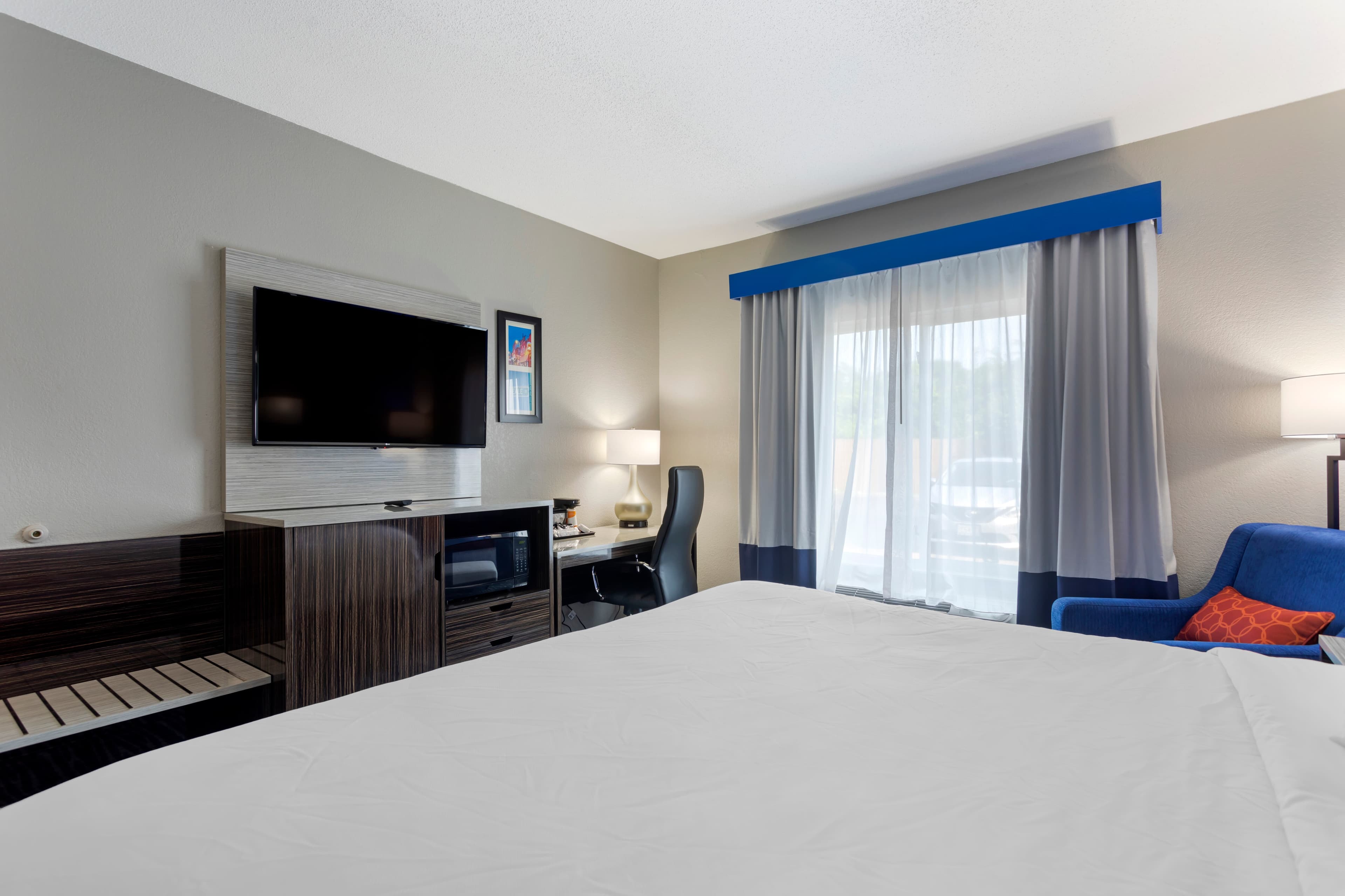 Comfort Inn & Suites Memphis East - Image 3