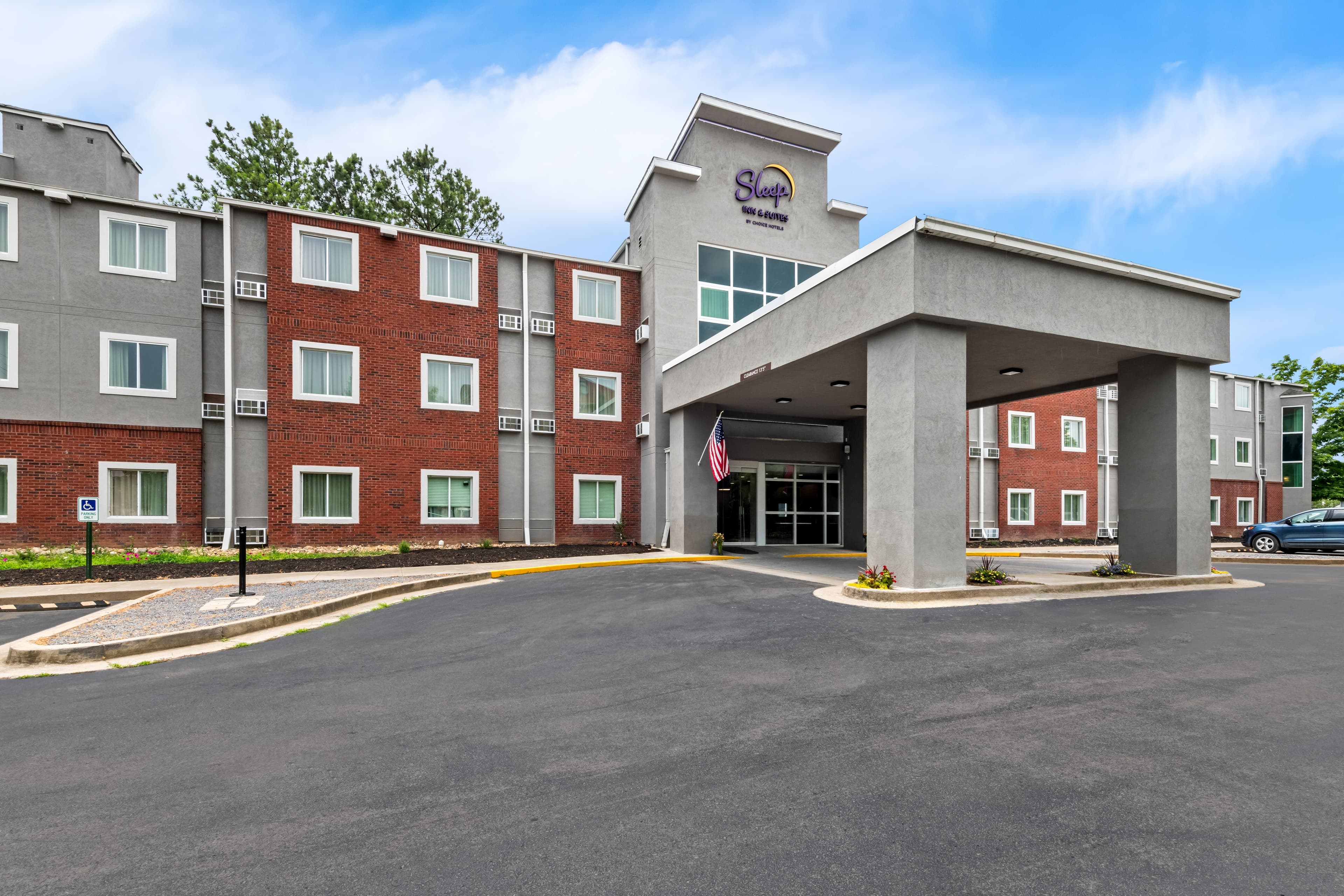 Sleep Inn & Suites Pigeon Forge - Downtown - Image 1