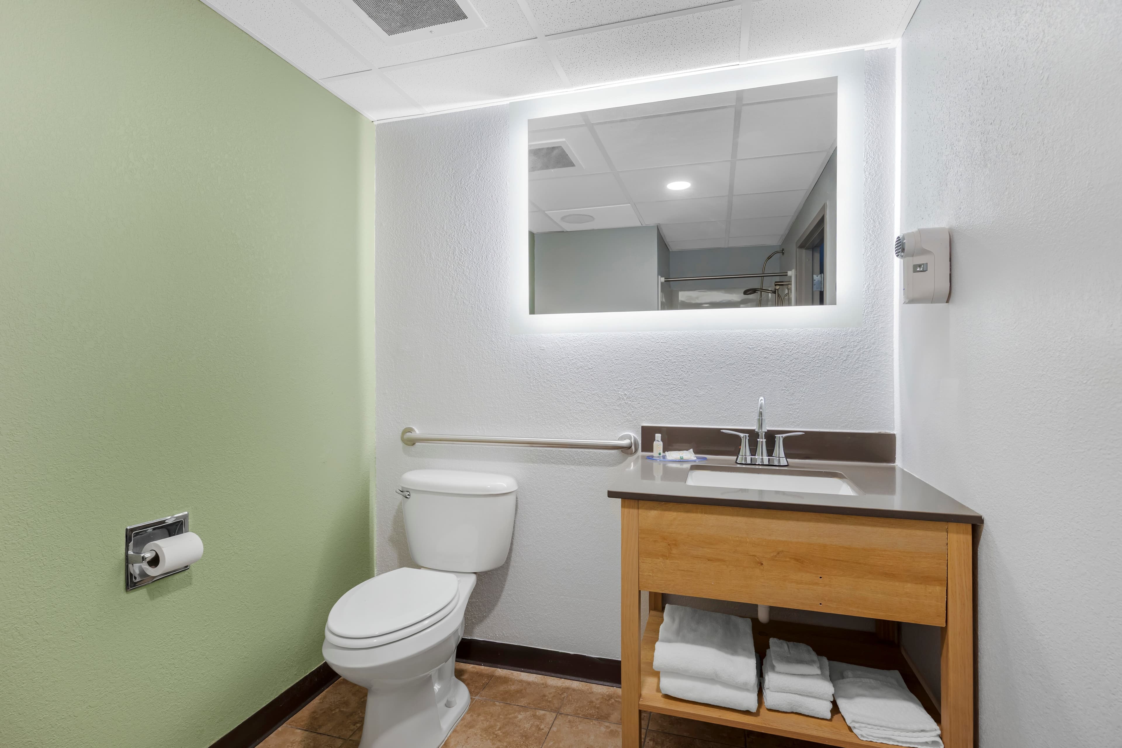 Quality Inn & Suites Monterey I-40 - Image 5