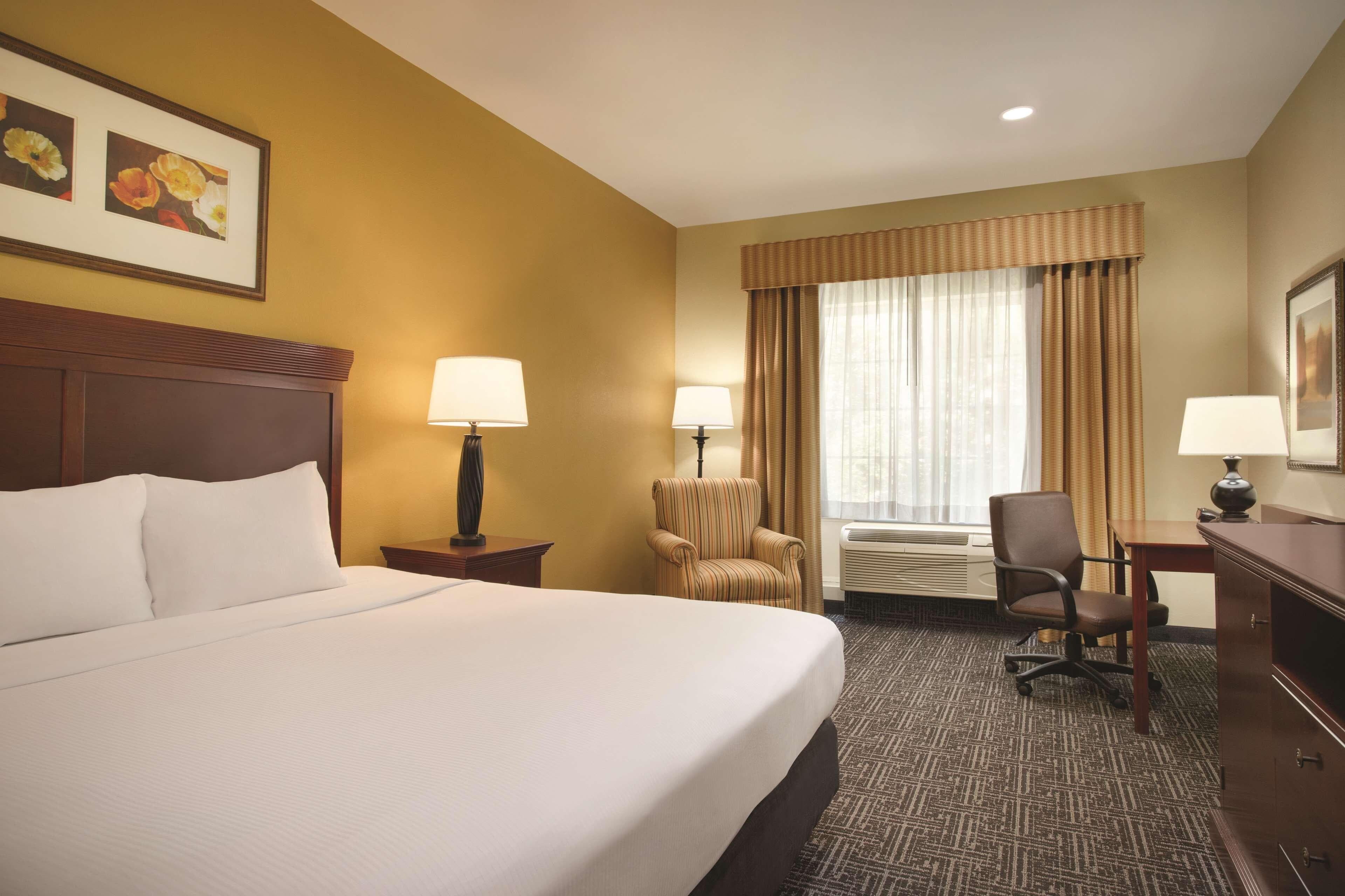 Country Inn & Suites by Radisson, Goodlettsville, TN — 10