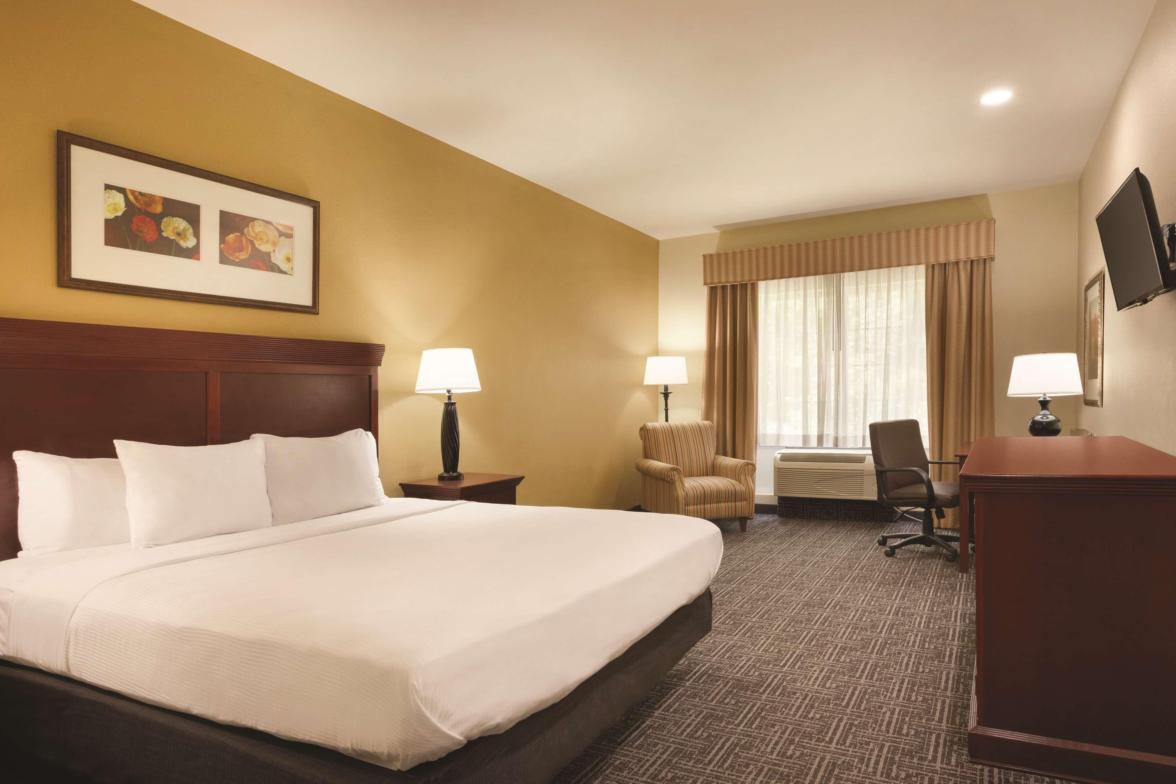 Country Inn & Suites by Radisson, Goodlettsville, TN - Image 2