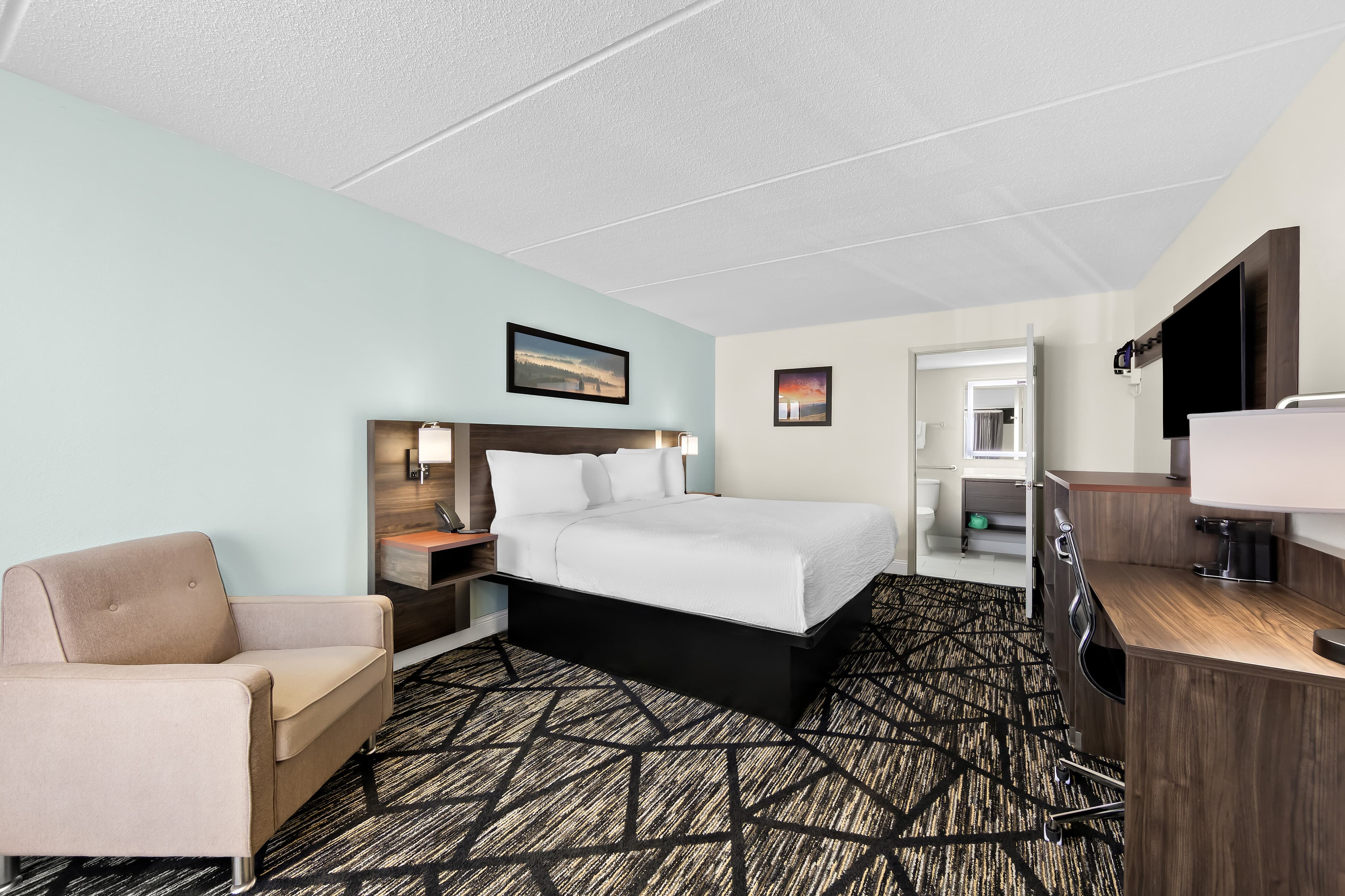 Clarion Inn & Suites near the Leconte Center Pigeon Forge - Image 3