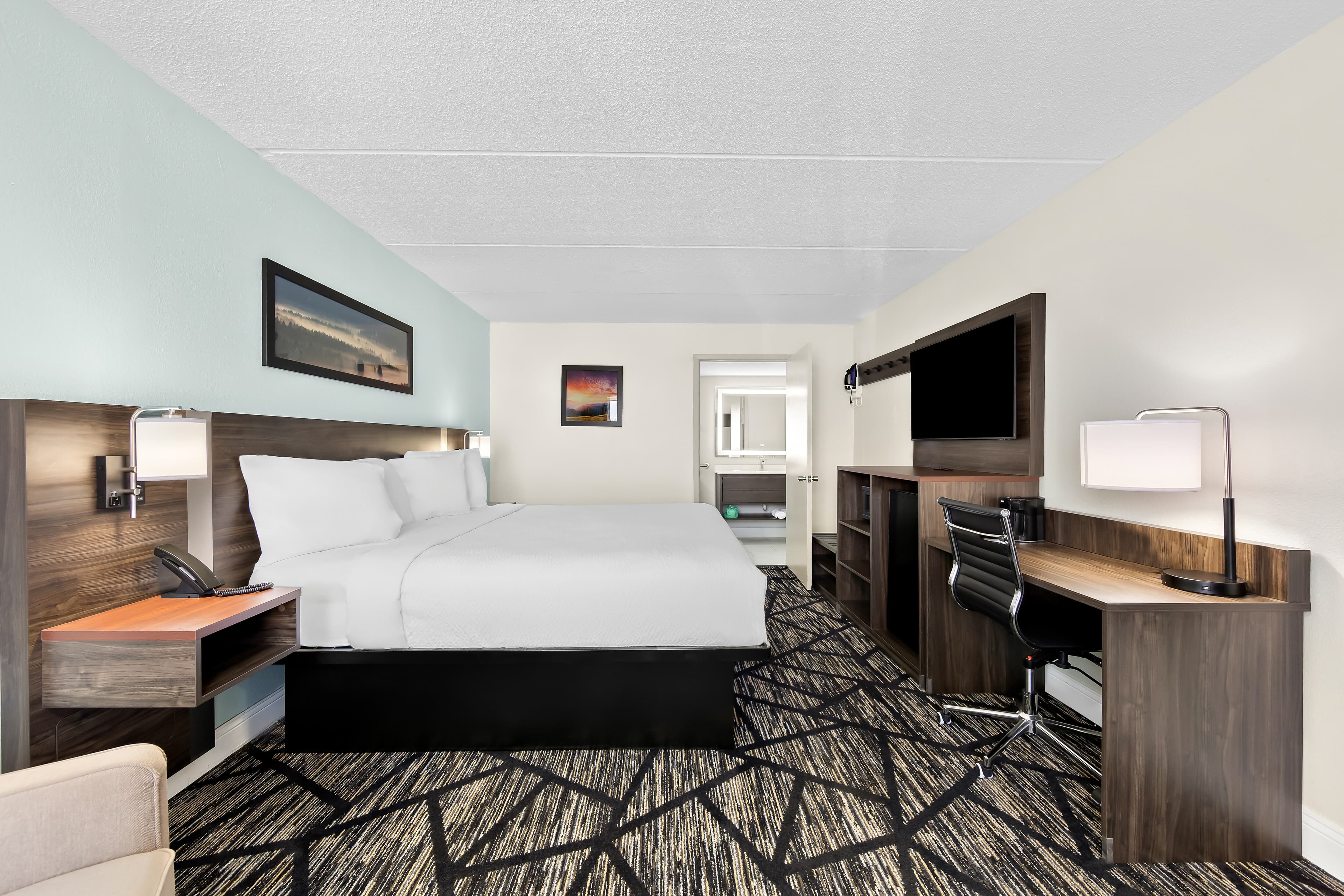 Clarion Inn & Suites near the Leconte Center Pigeon Forge - Image 4