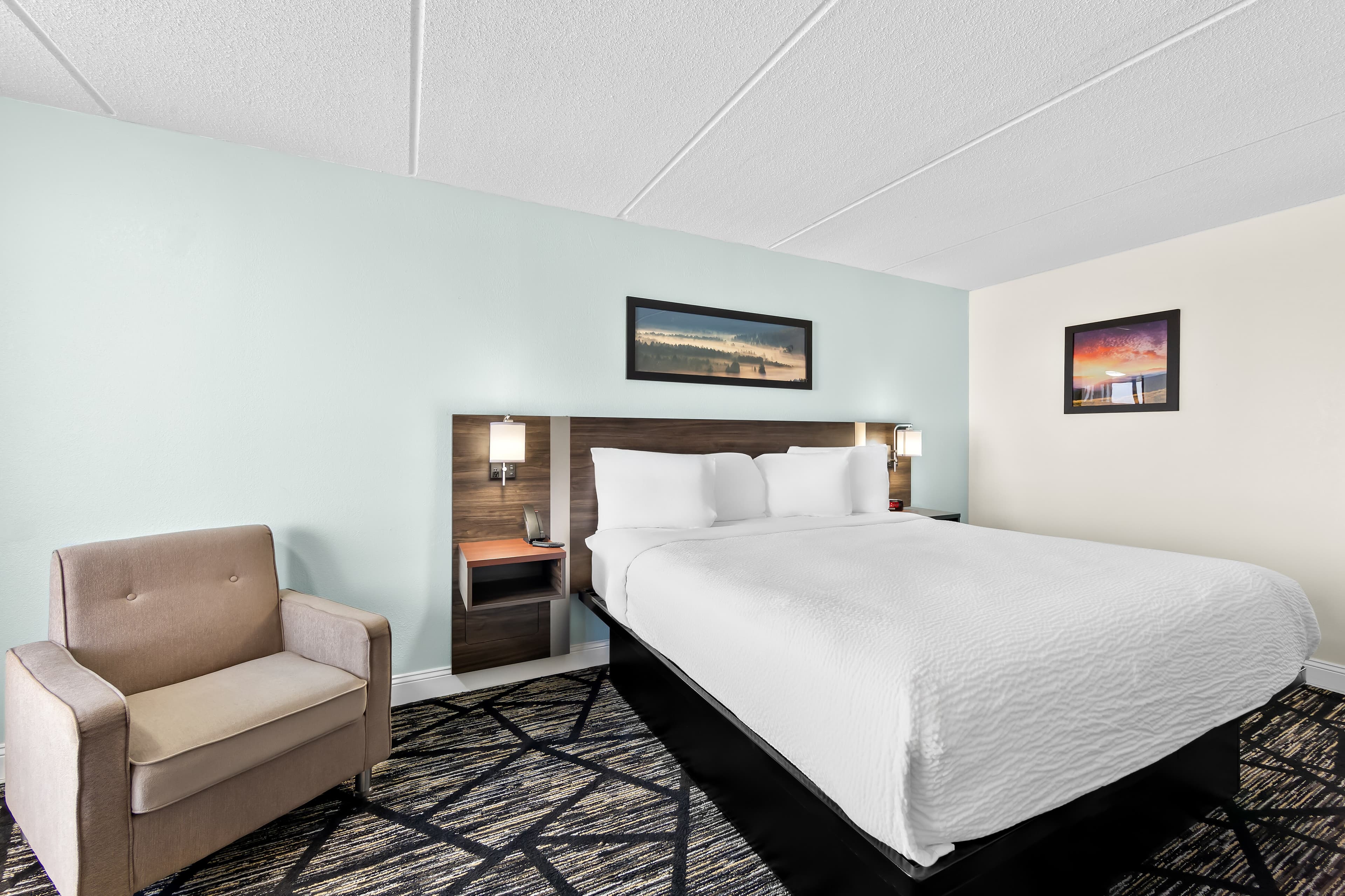 Clarion Inn & Suites near the Leconte Center Pigeon Forge - Image 5