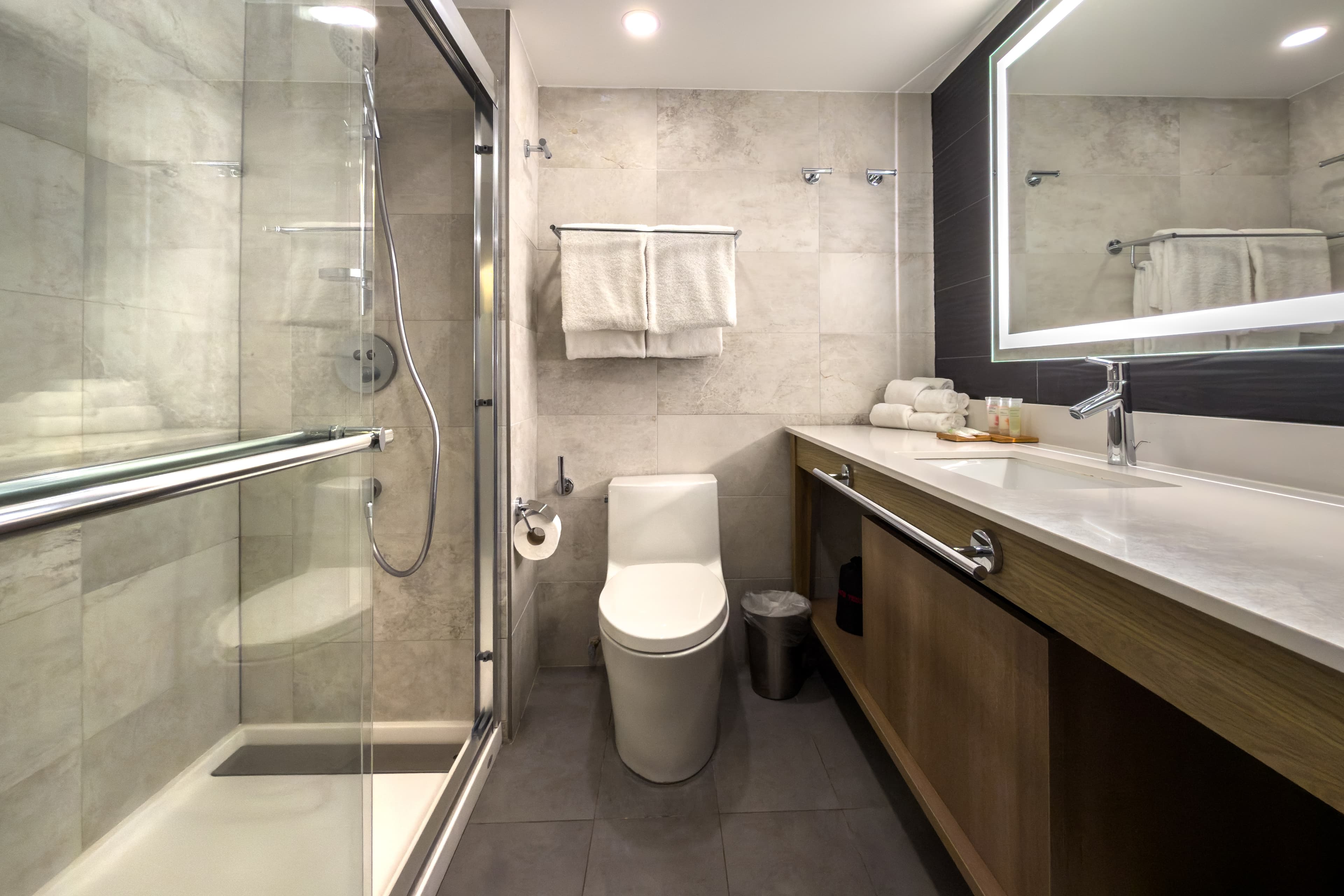 2 Double Beds, Premium Room - Image 6