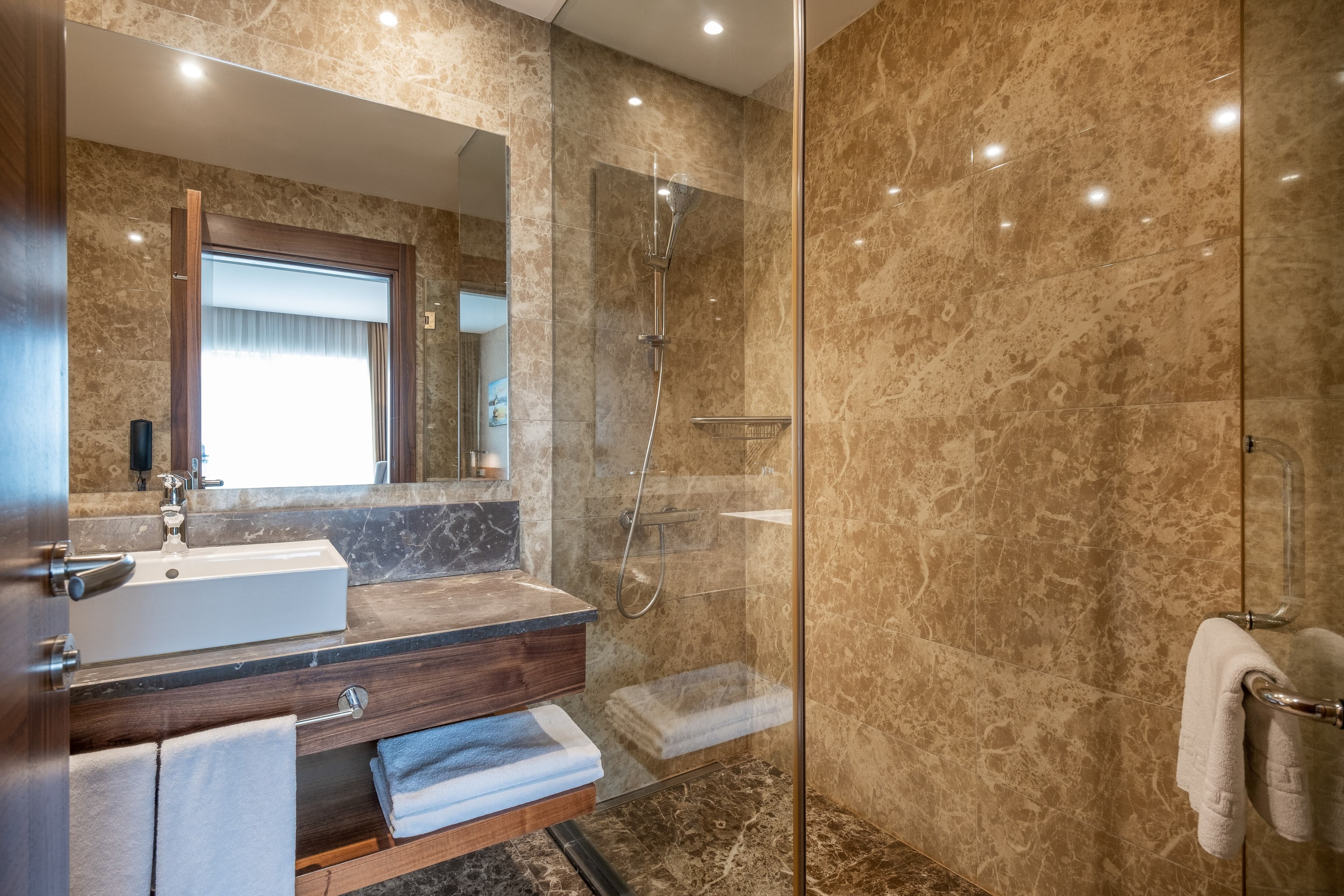 Clarion Hotel Istanbul Mahmutbey - Image 4