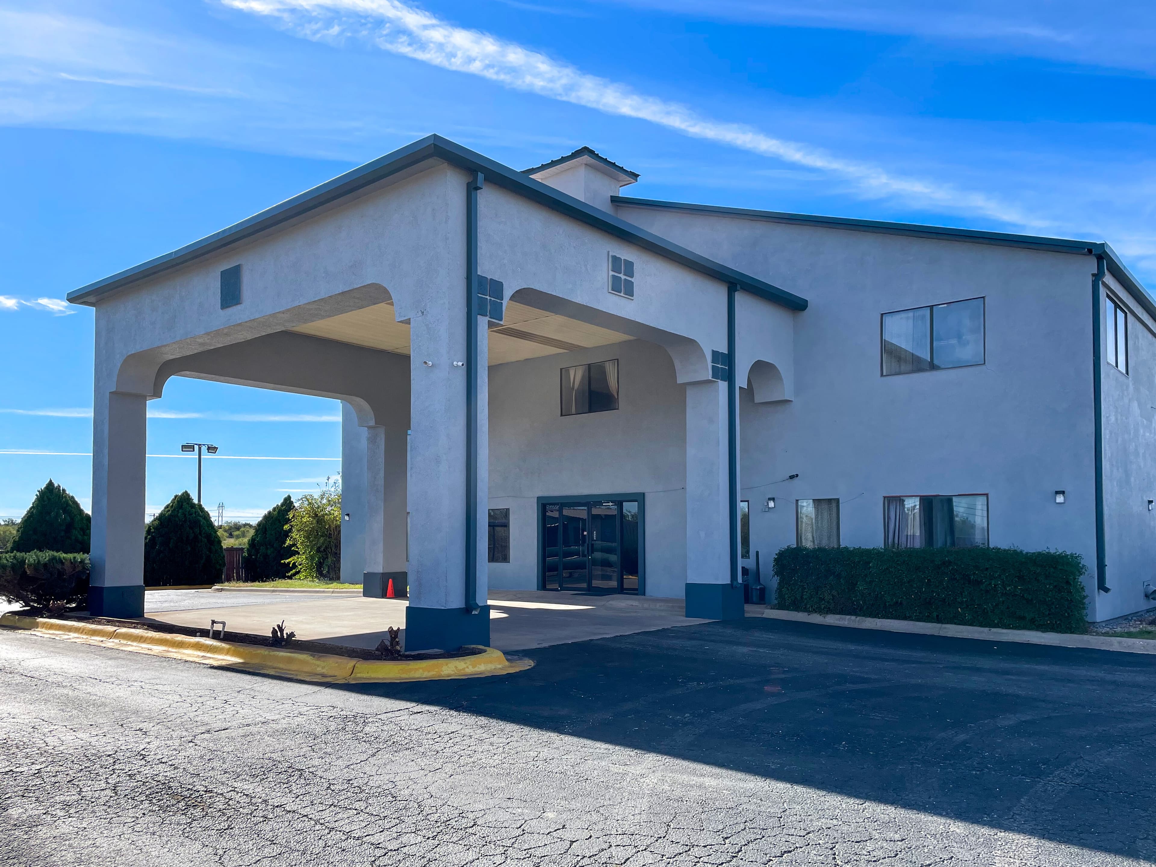 Econo Lodge Inn & Suites Sweetwater I-20 - Image 1