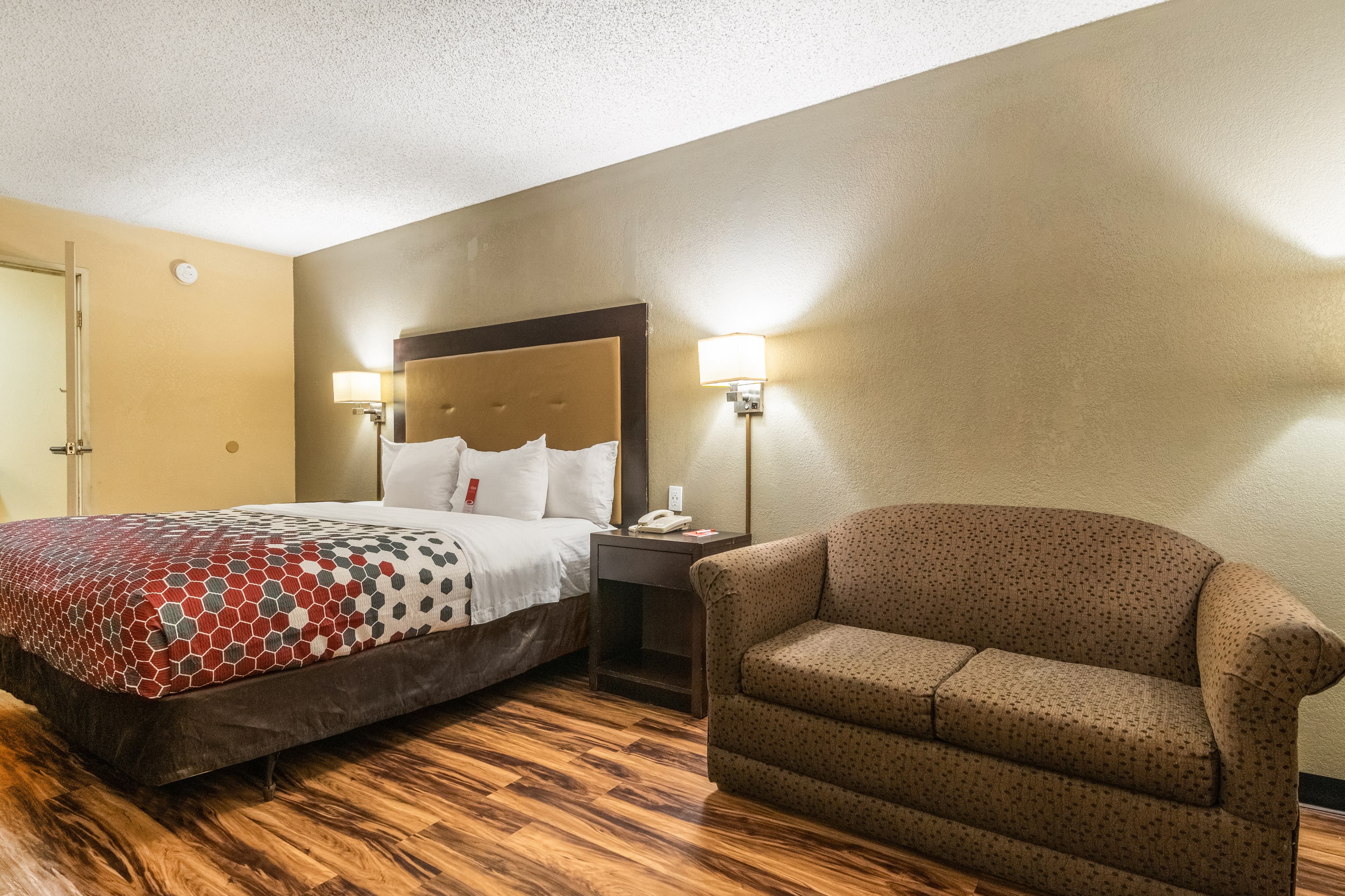 Econo Lodge Hillsboro I-35 — 8