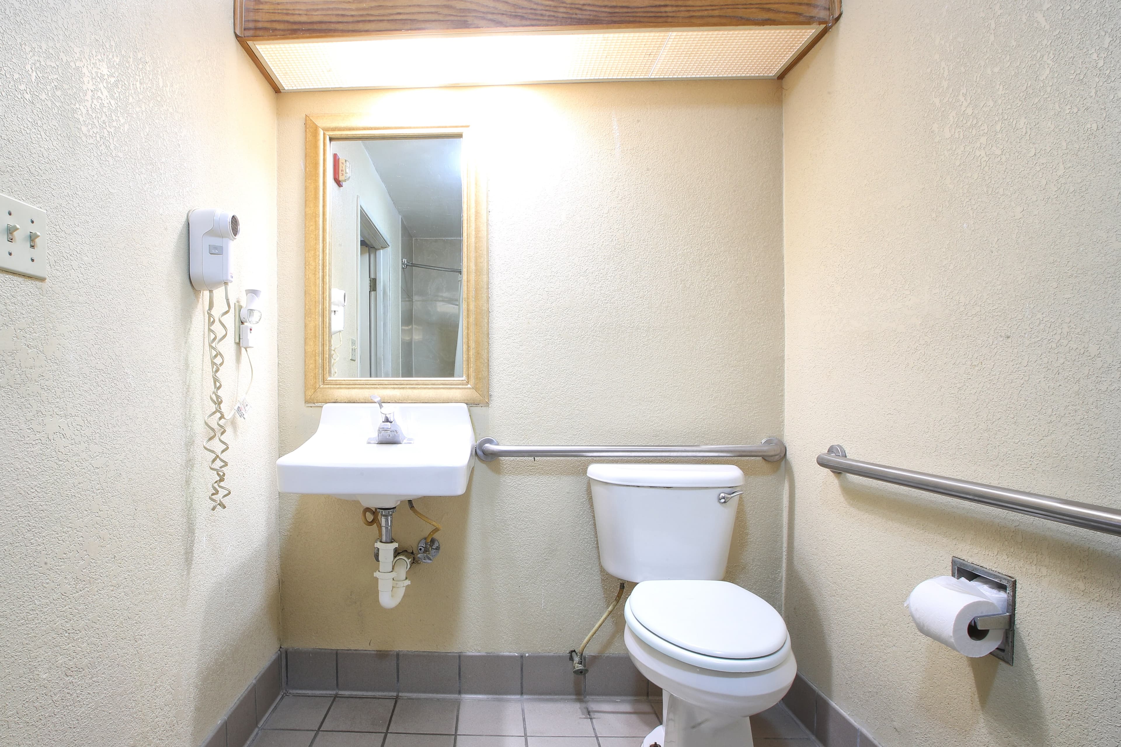 Econo Lodge Hillsboro I-35 — 12