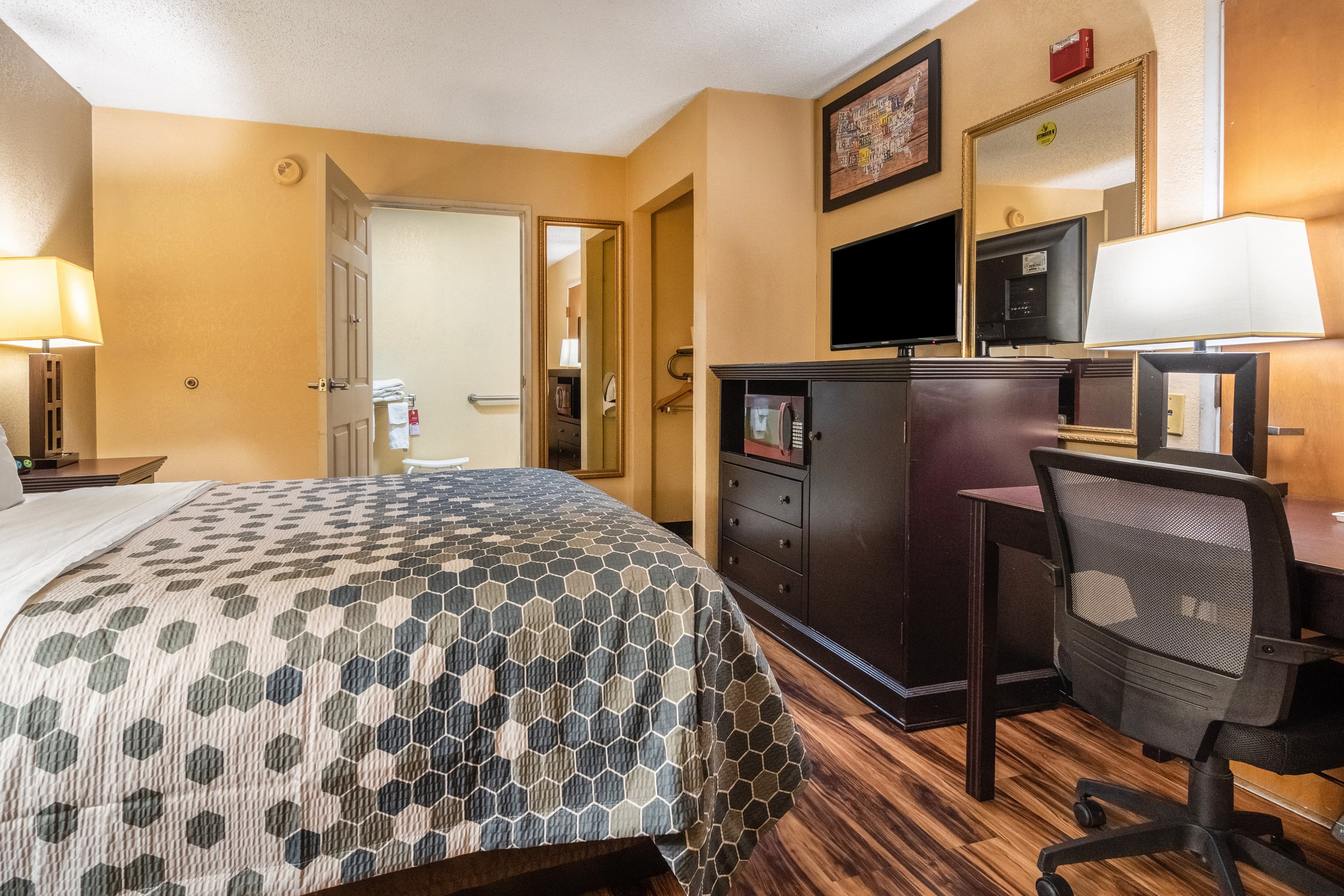 Econo Lodge Hillsboro I-35 — 16