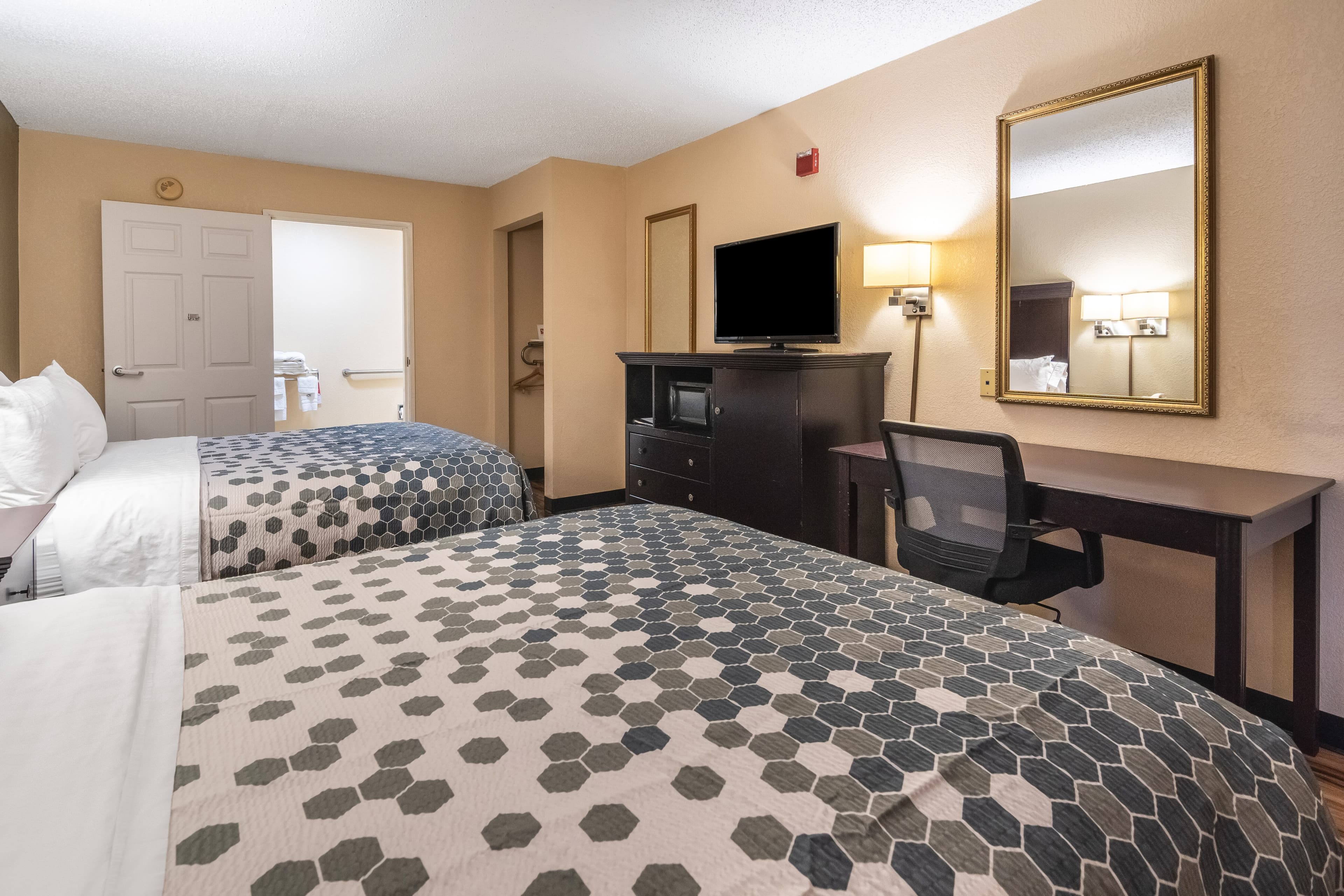Econo Lodge Hillsboro I-35 — 20