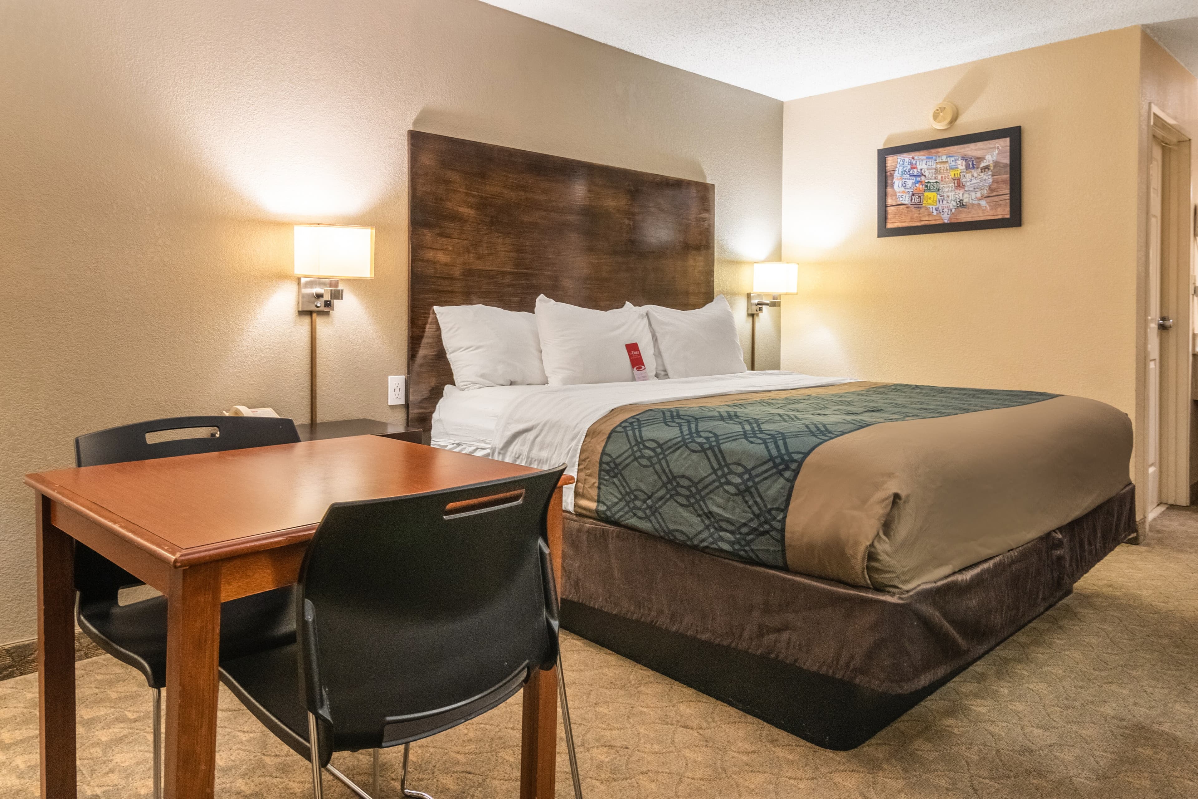 Econo Lodge Hillsboro I-35 - Image 3
