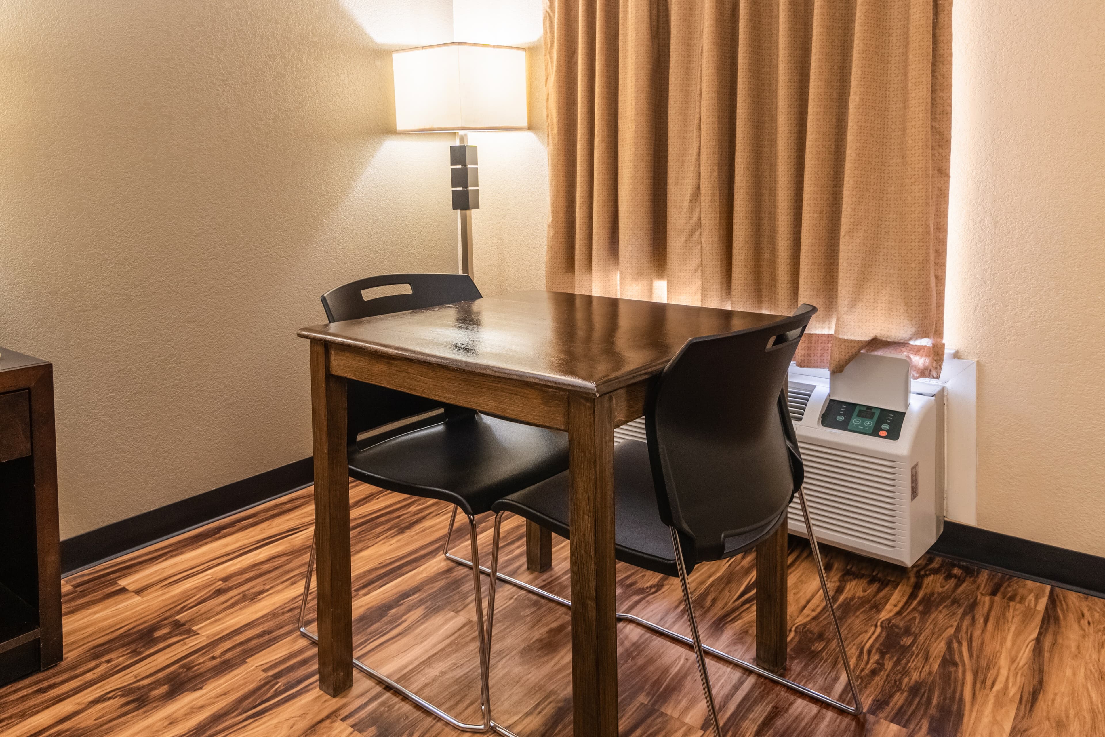 Econo Lodge Hillsboro I-35 - Image 4